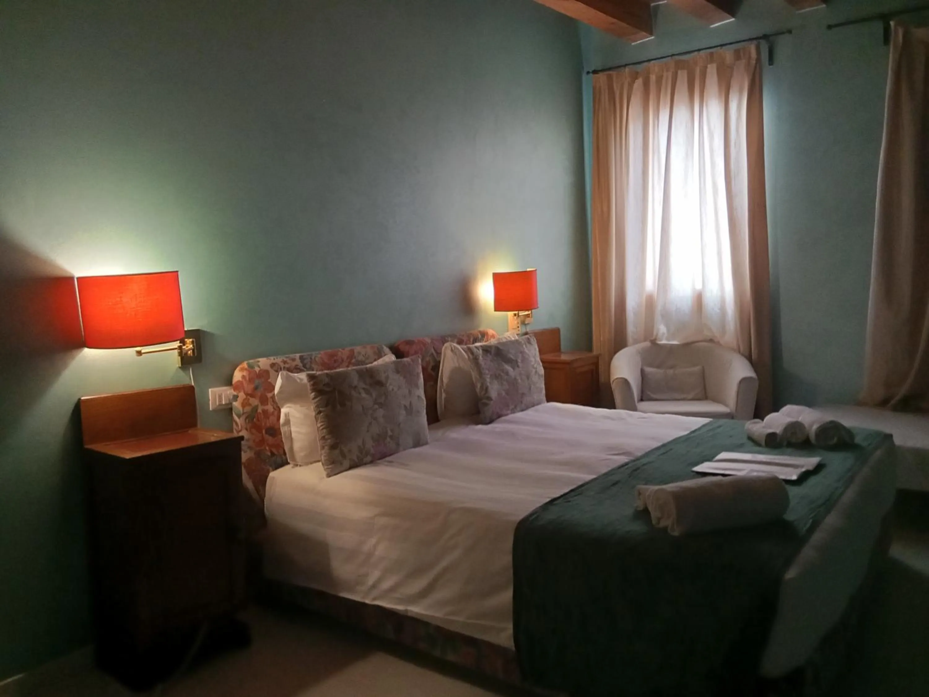 Photo of the whole room, Bed in Locanda Ai Santi Apostoli Sul Canal Grande - Ferretti Hotels Collection