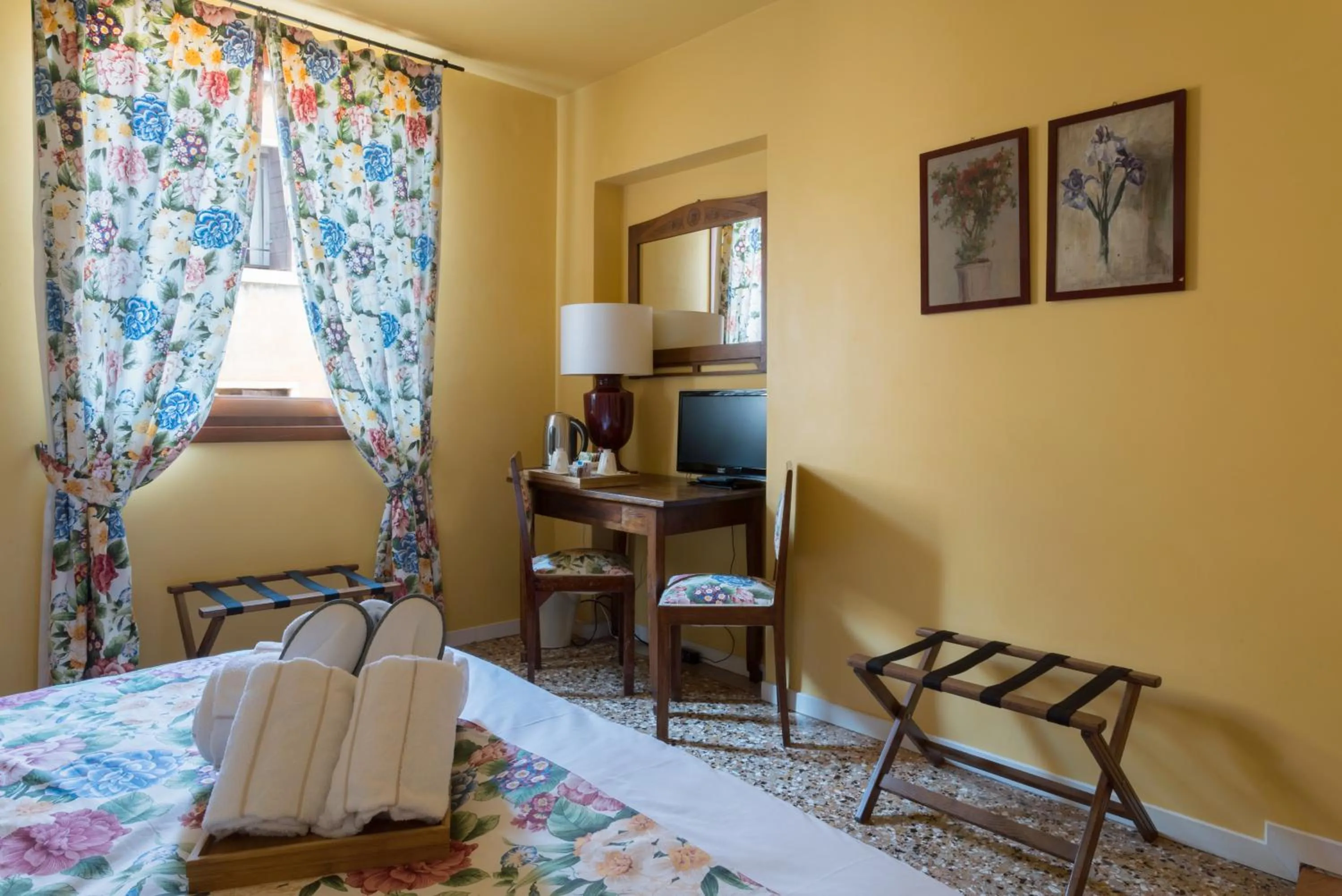 Coffee/tea facilities, Bed in Locanda Ai Santi Apostoli Sul Canal Grande - Ferretti Hotels Collection