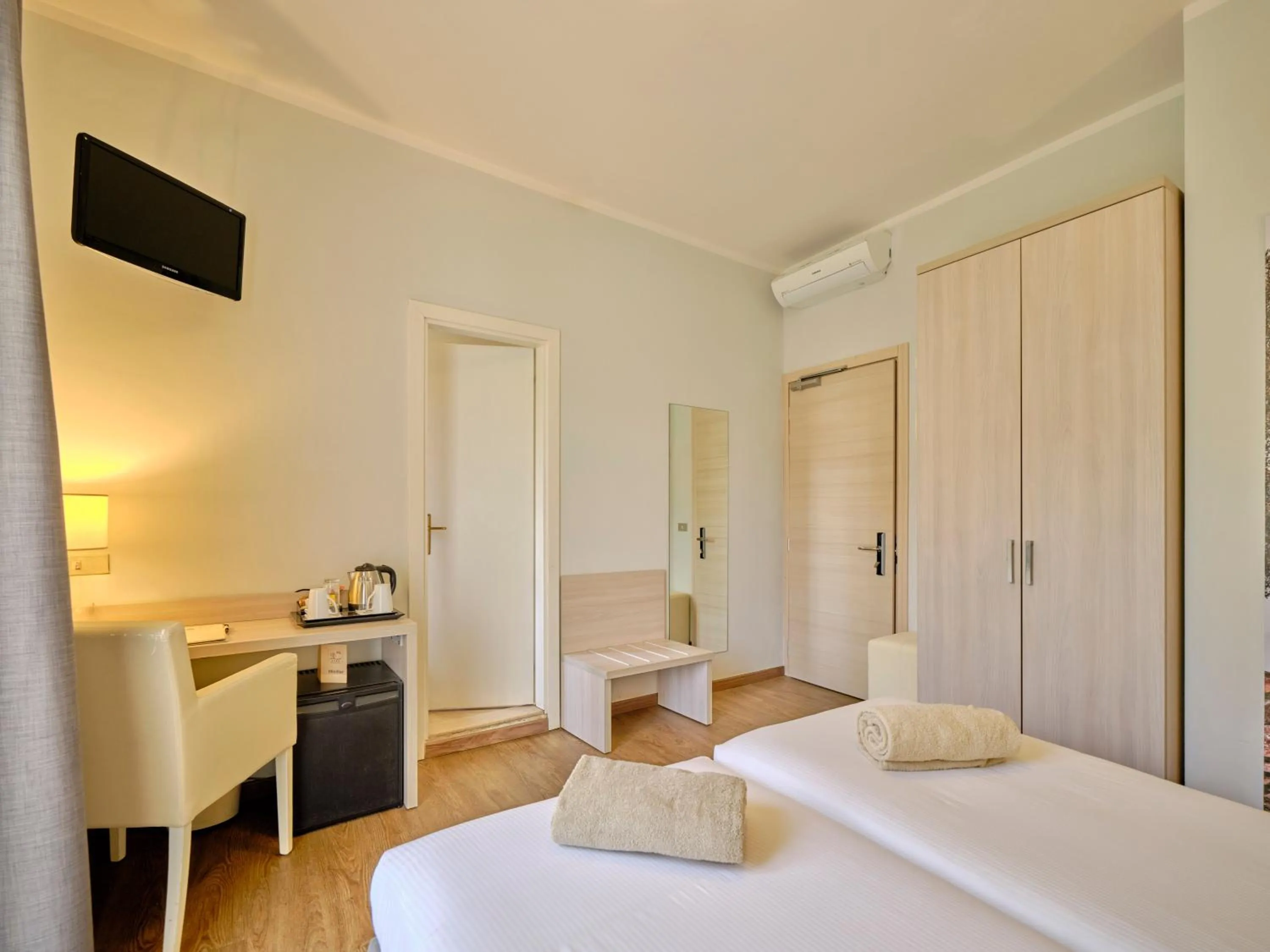 TV and multimedia, Bed in Hotel Eden Garda