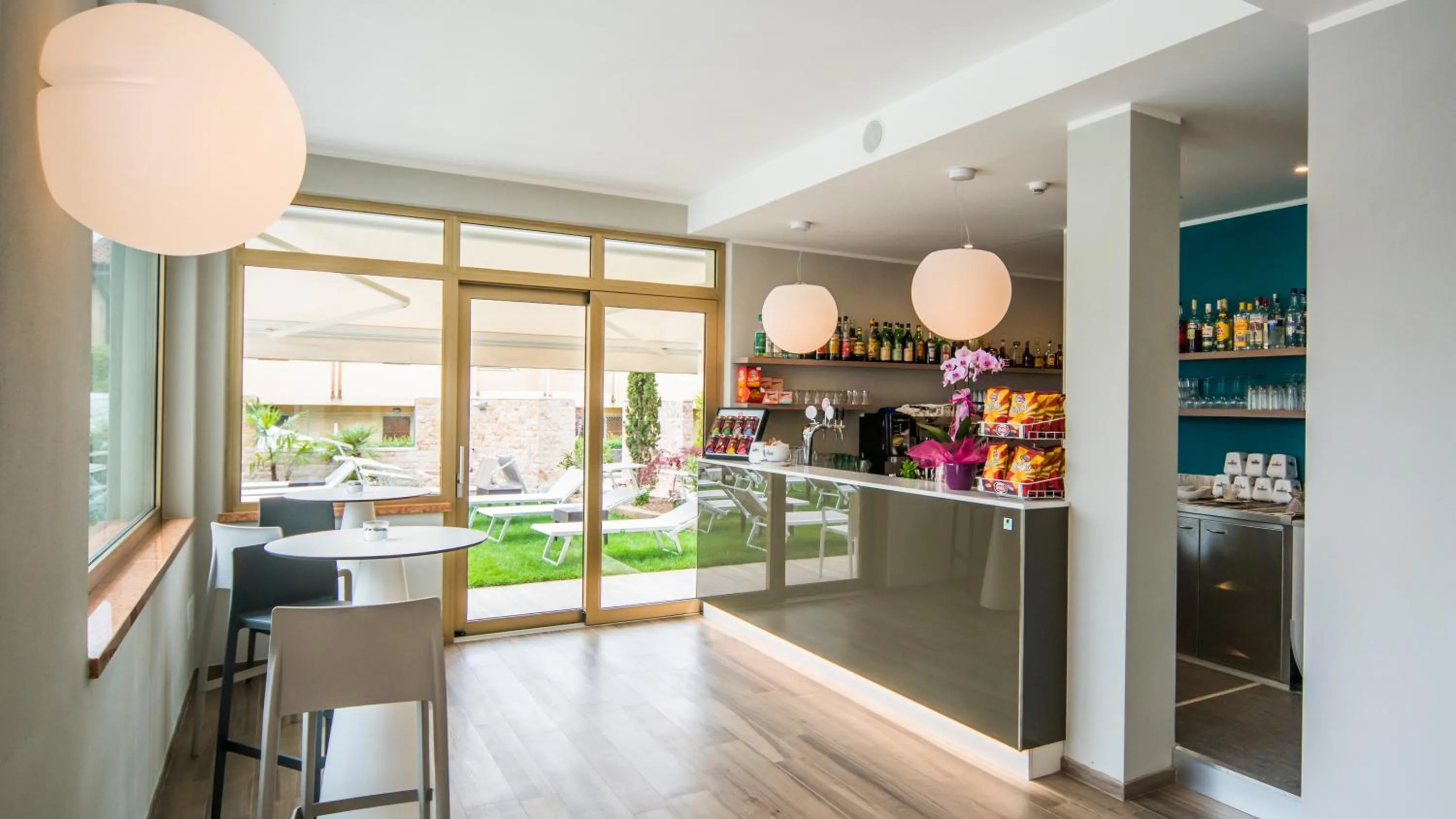 Lounge or bar in Hotel Eden Garda