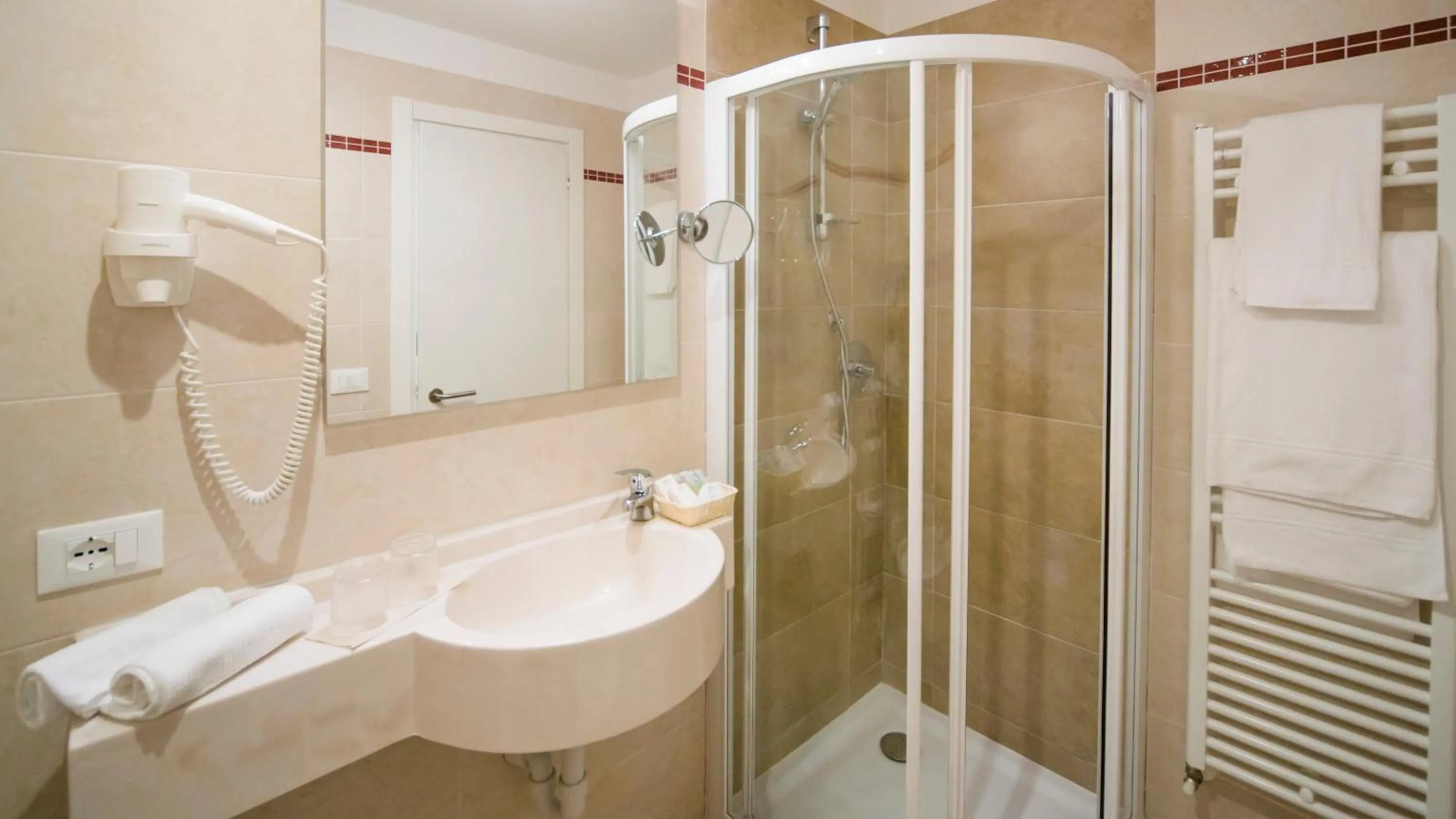 Shower in Hotel Eden Garda