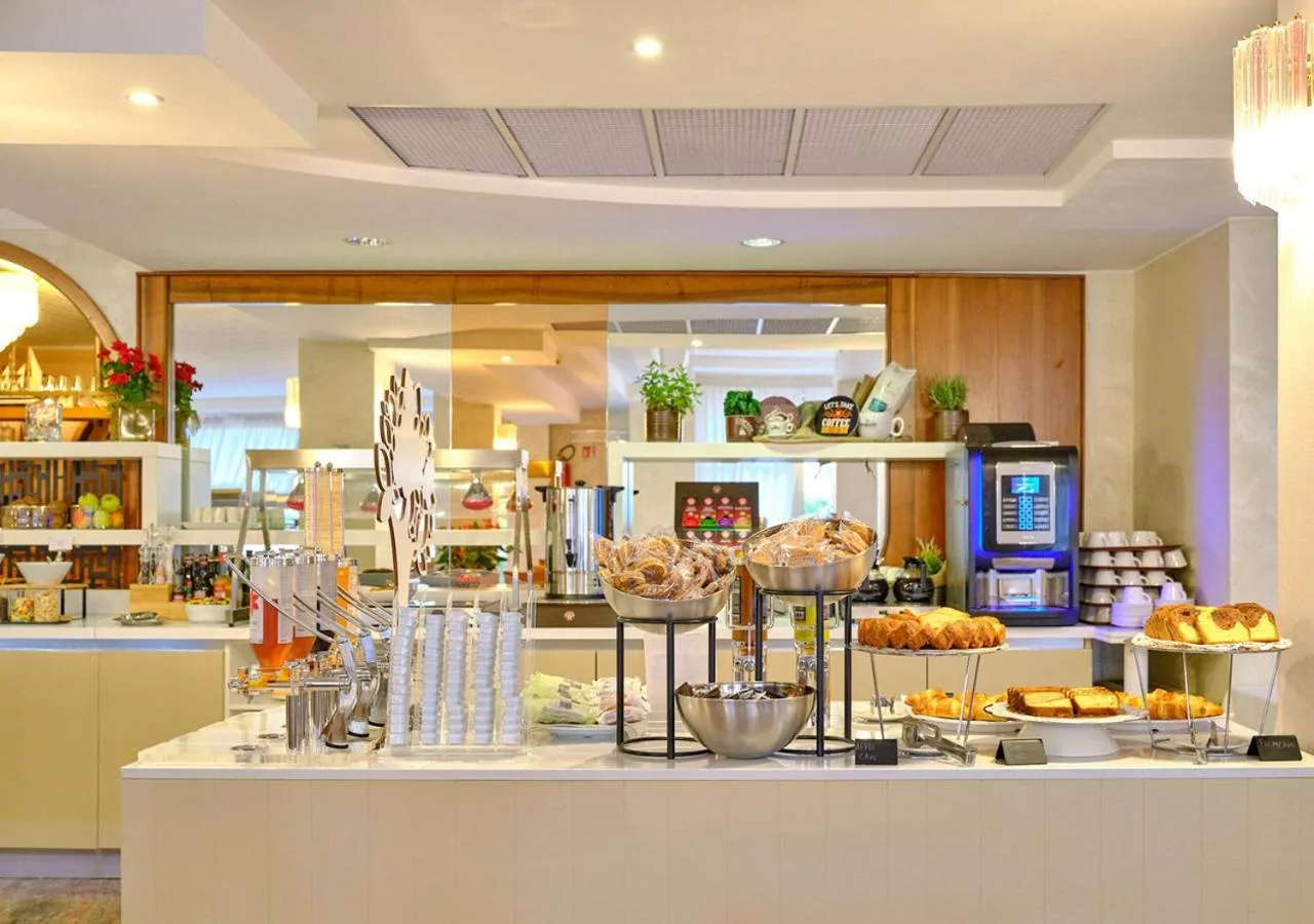 Restaurant/places to eat in Hotel Eden Garda