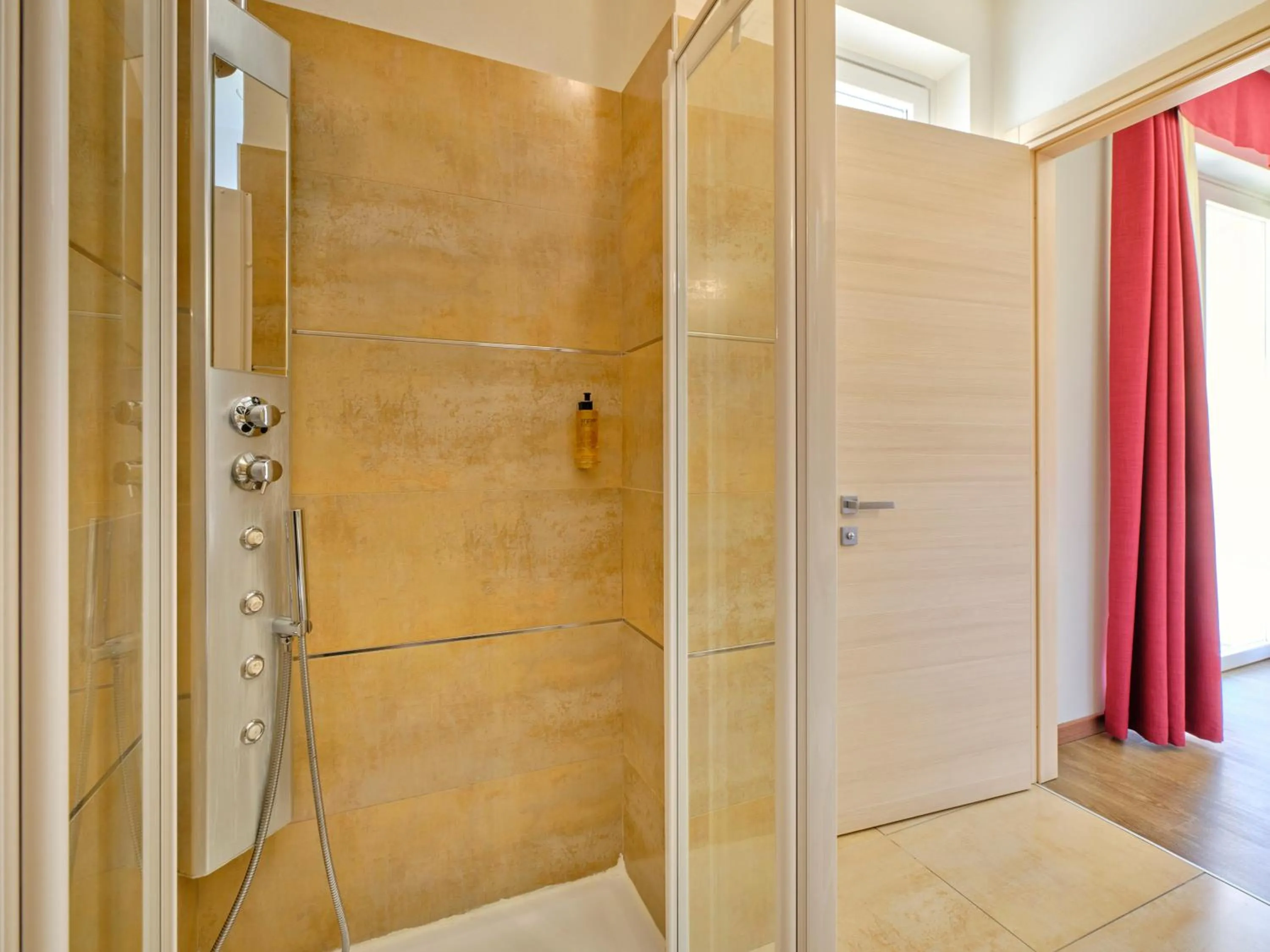 Shower in Hotel Eden Garda