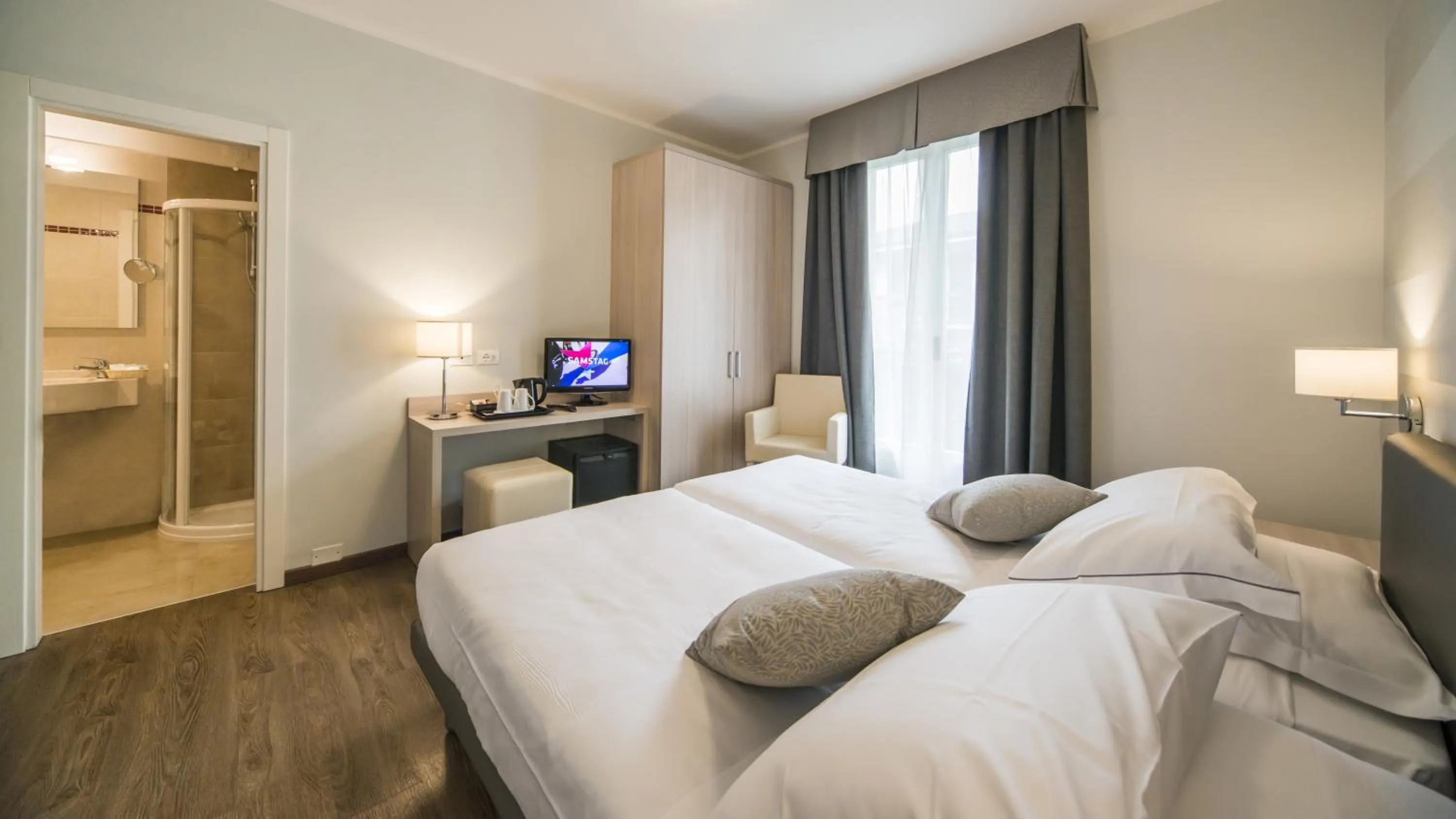 Photo of the whole room, Bed in Hotel Eden Garda