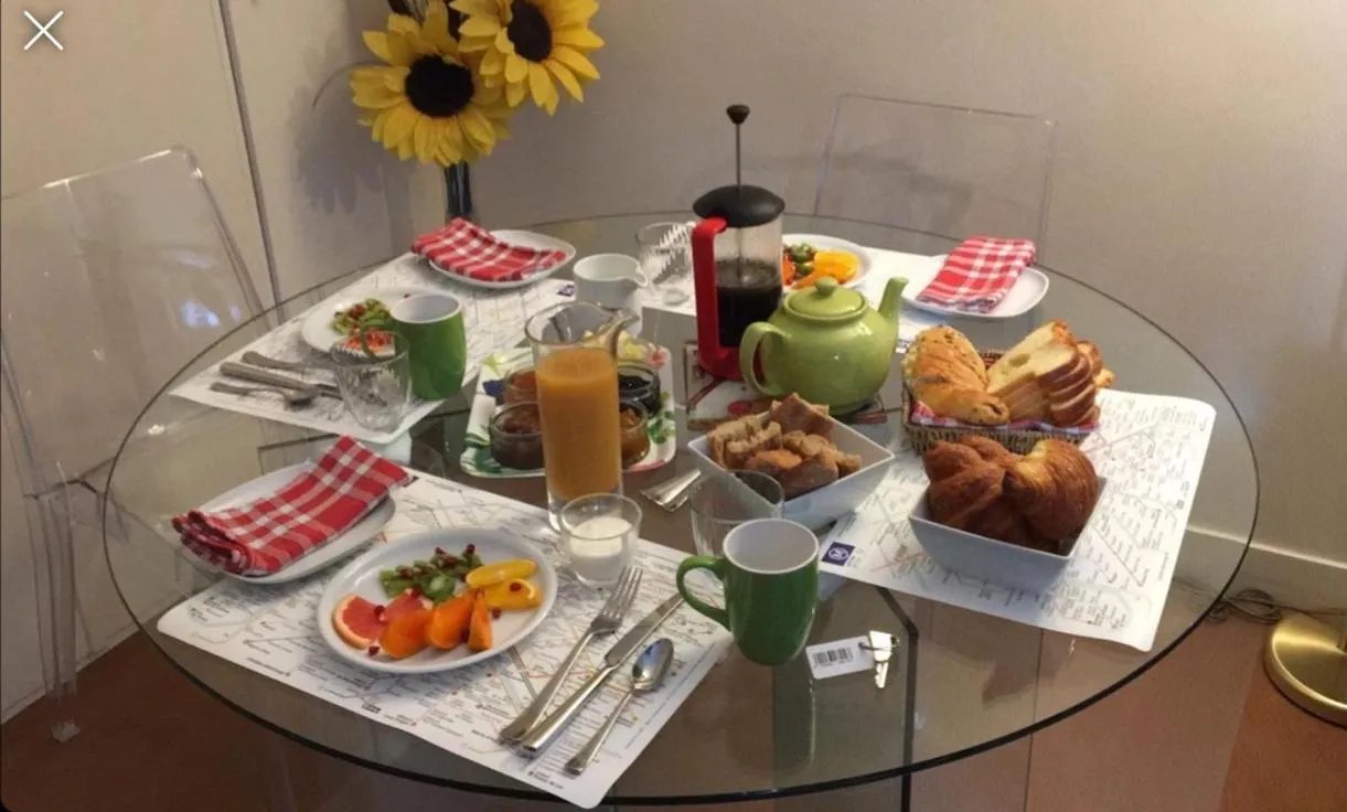 Breakfast in 52 Clichy Bed & Breakfast - Chambre d'hôtes