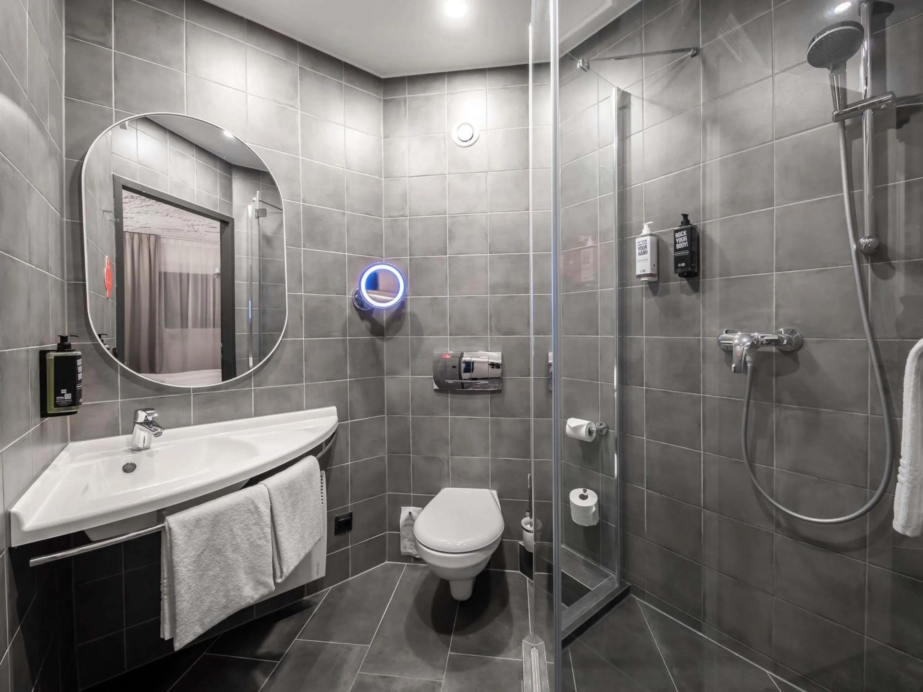 Bathroom in ibis Warszawa Centrum