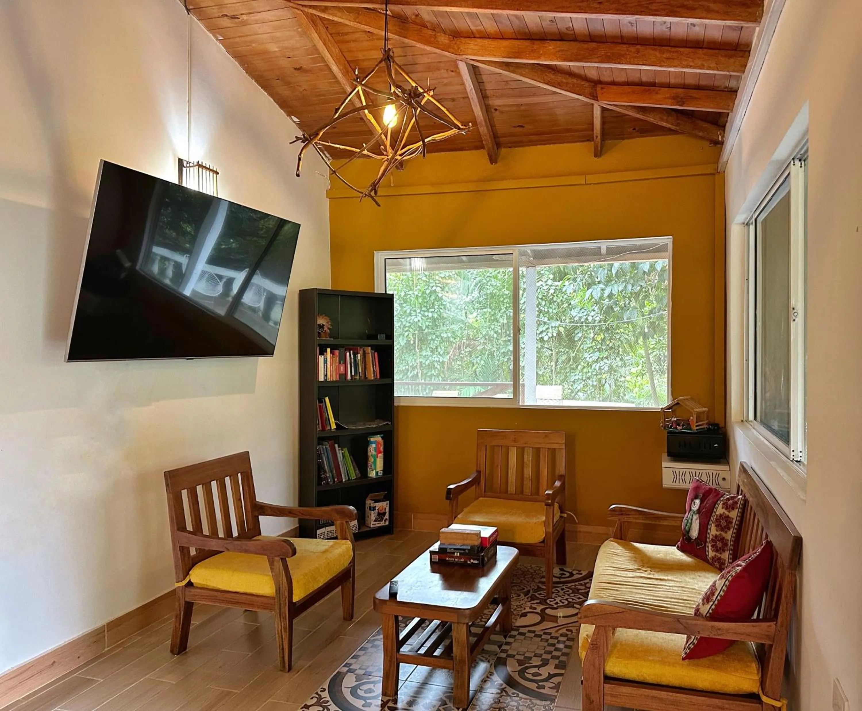 Communal lounge/ TV room in Hotel La Casablanca Tayrona