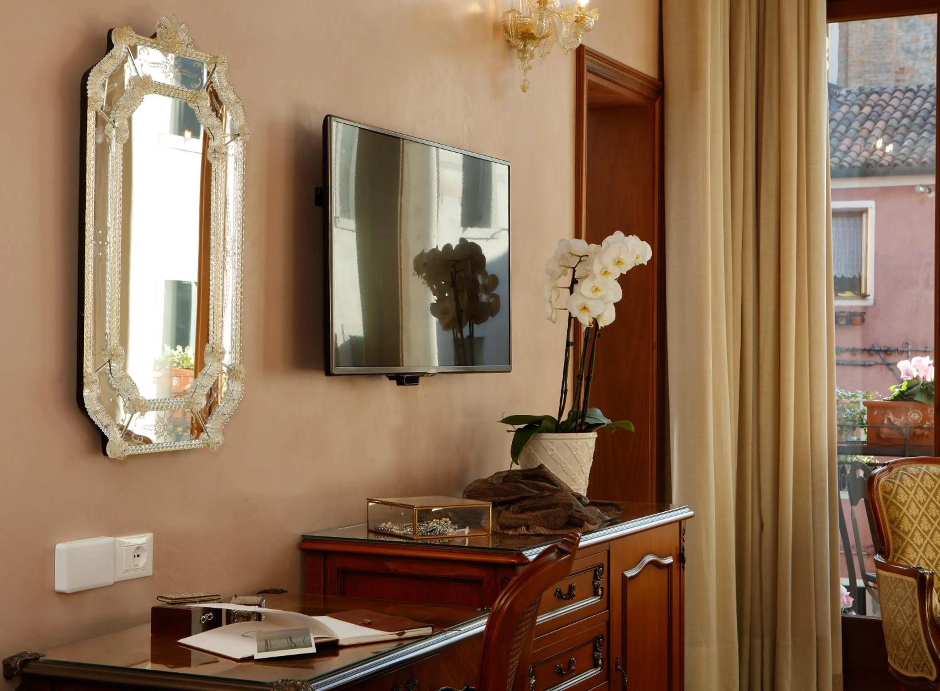 Seating area in Hotel Bisanzio