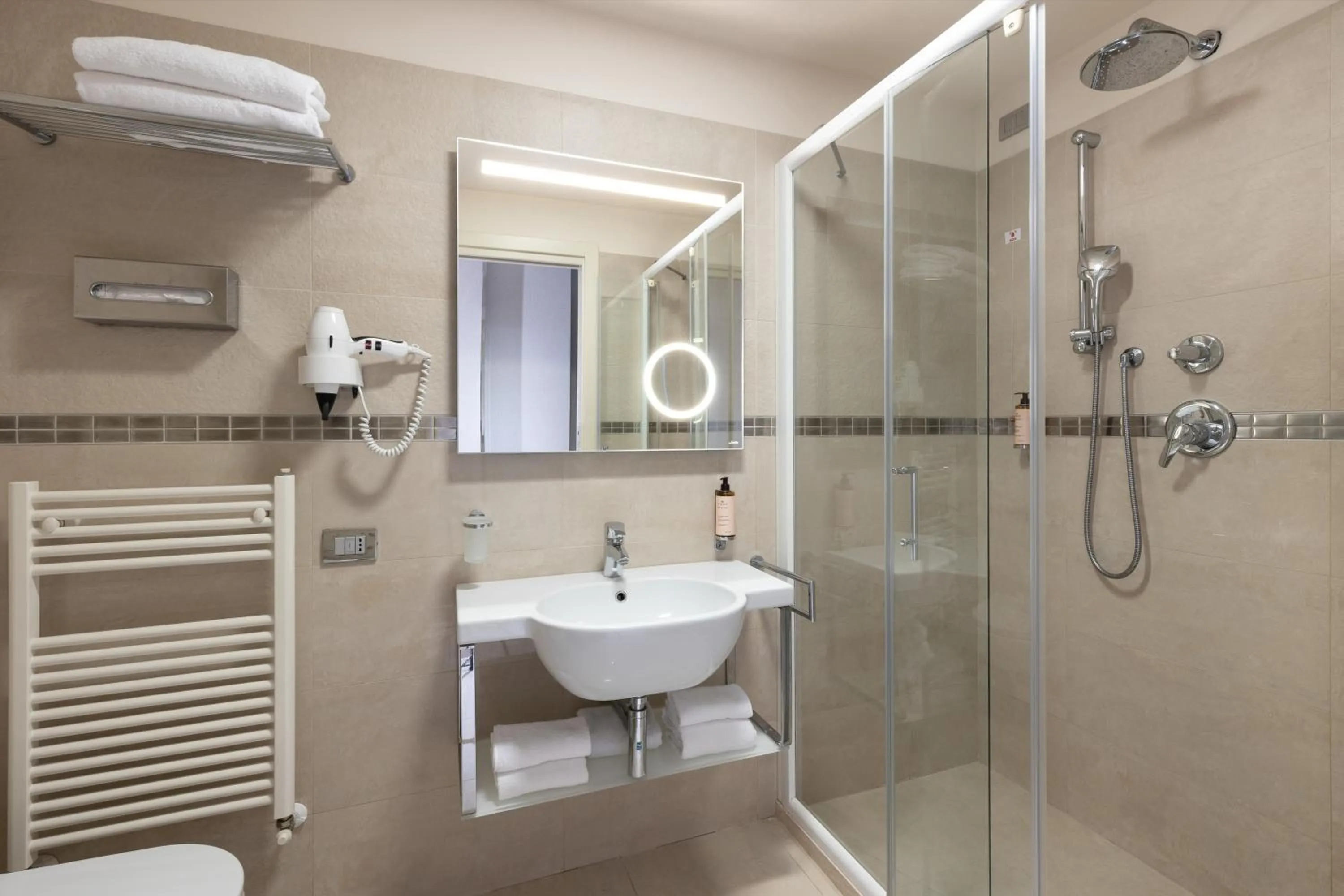 Shower in Mercure Hotel Rimini Artis