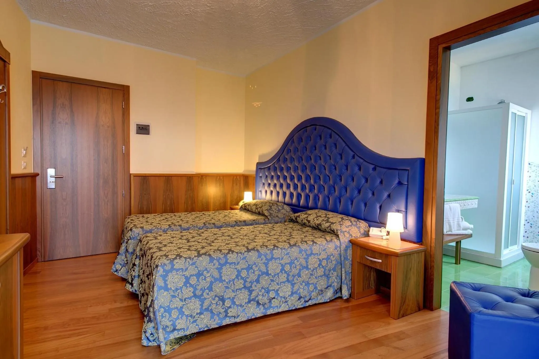 Toilet, Bed in Hotel Nike