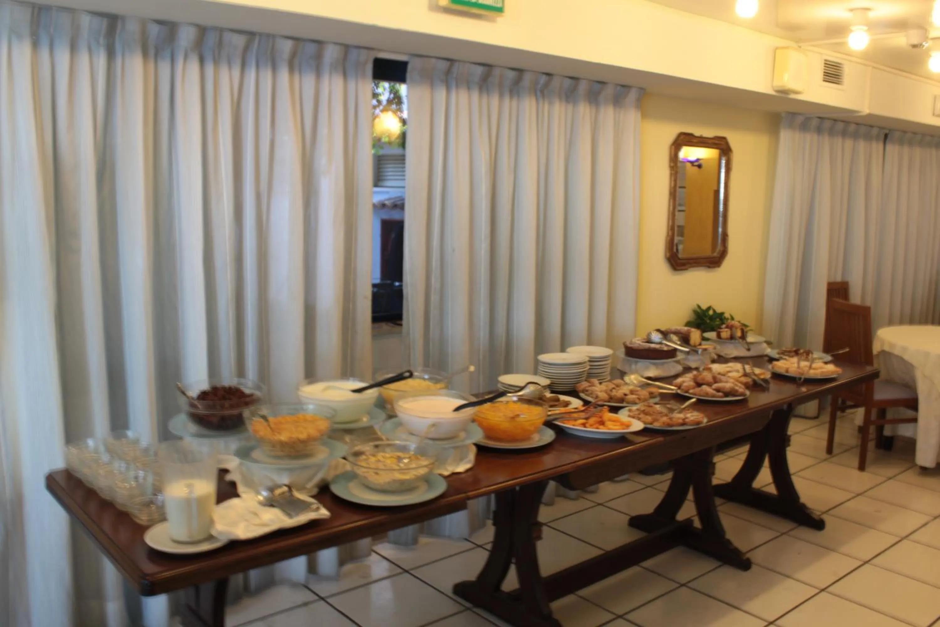 Restaurant/places to eat in Hotel Nike