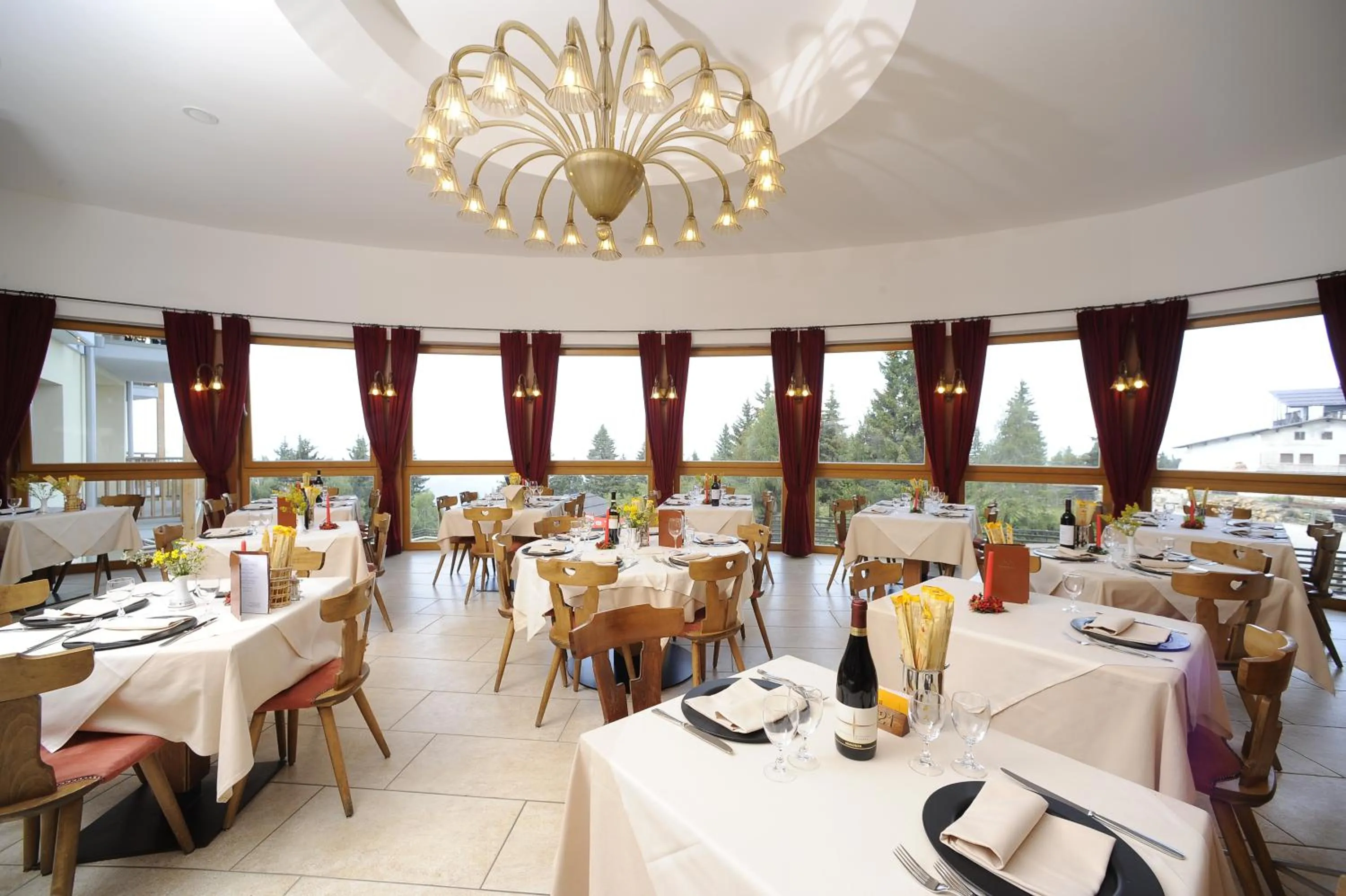 Restaurant/places to eat in Hotel Montana