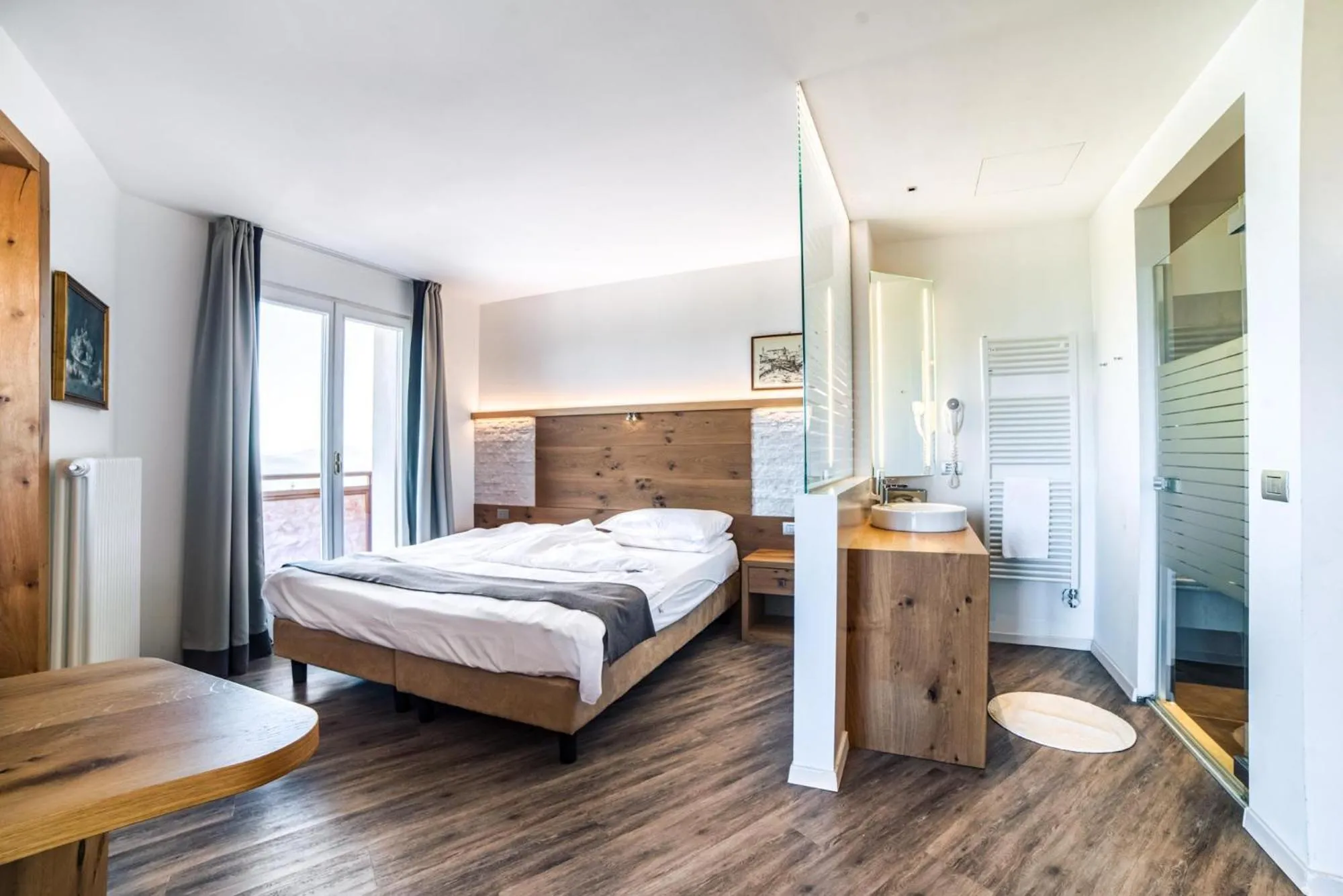 Shower, Bed in Hotel Montana