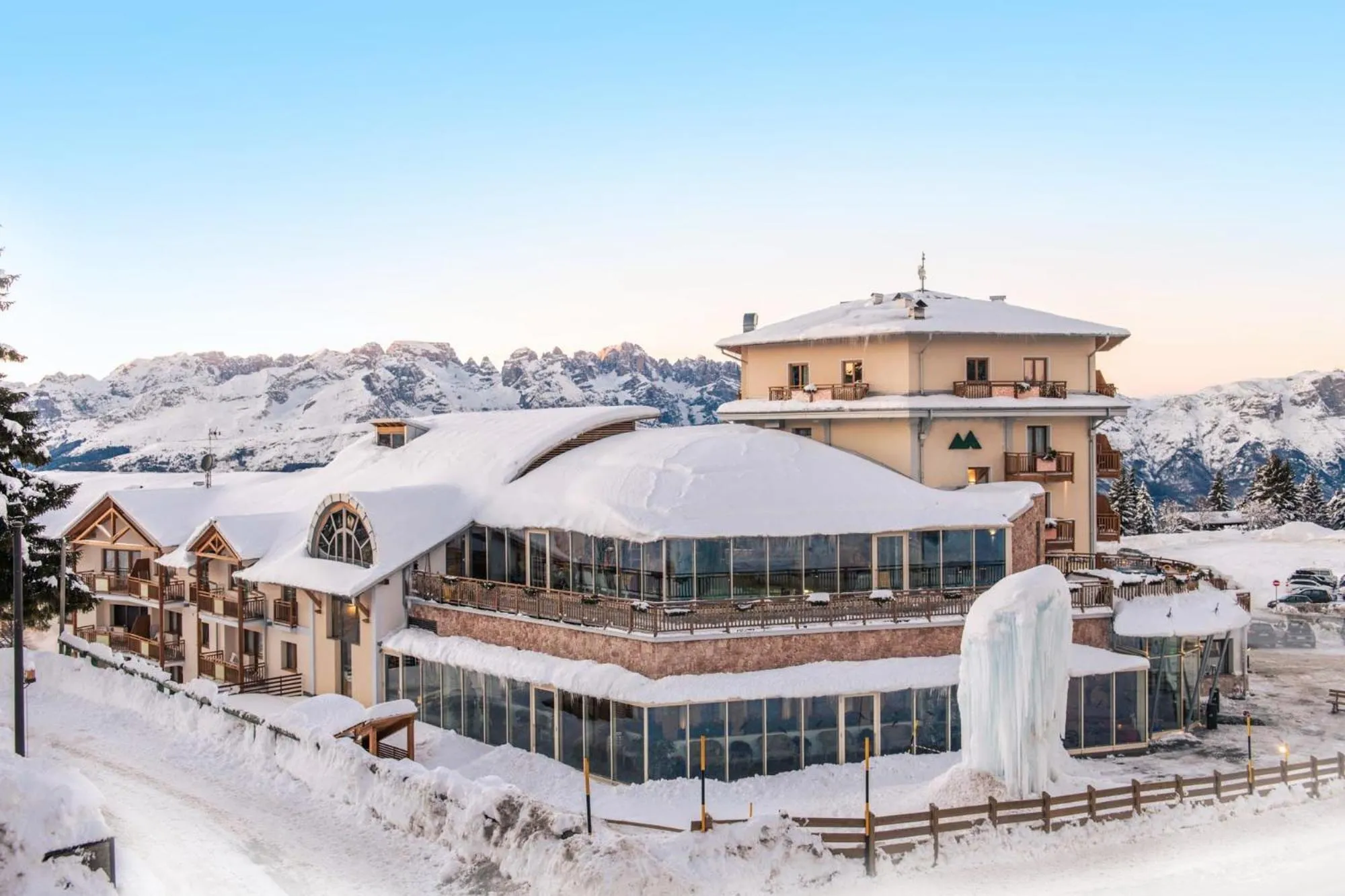 Facade/entrance in Hotel Montana