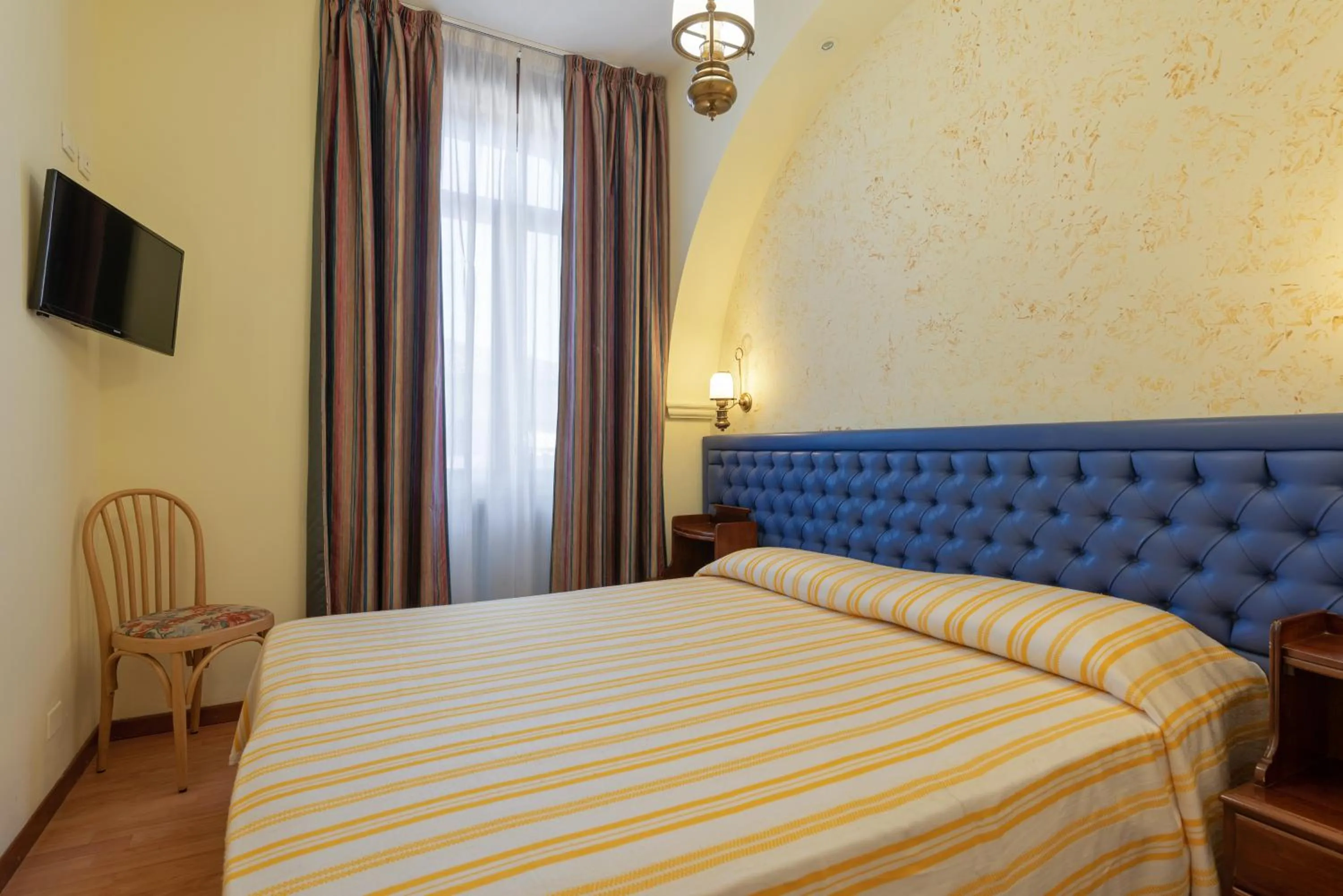 Bed in Hotel Malcesine