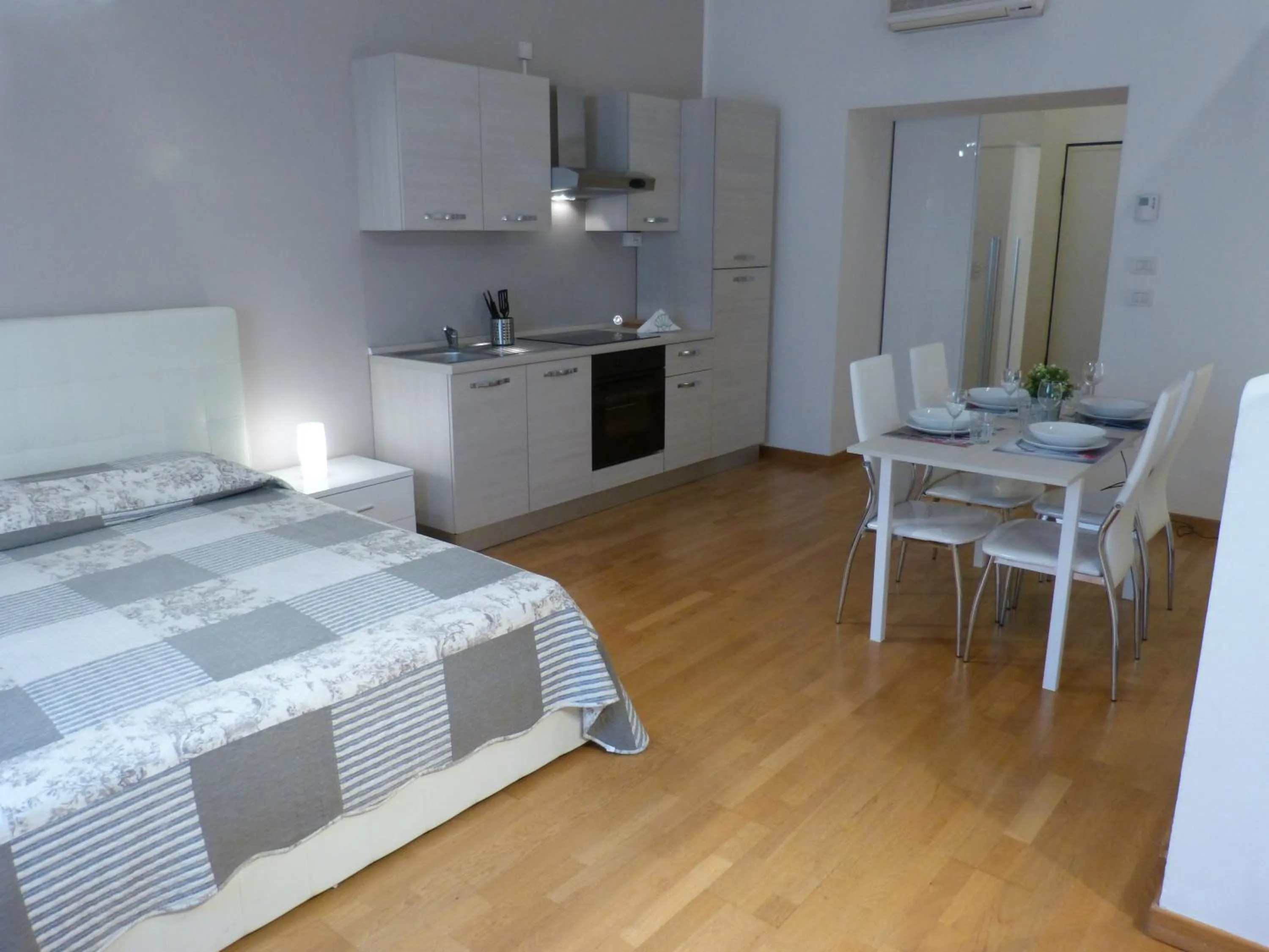 Photo of the whole room, Bed in Residenza Piazza Santo Stefano