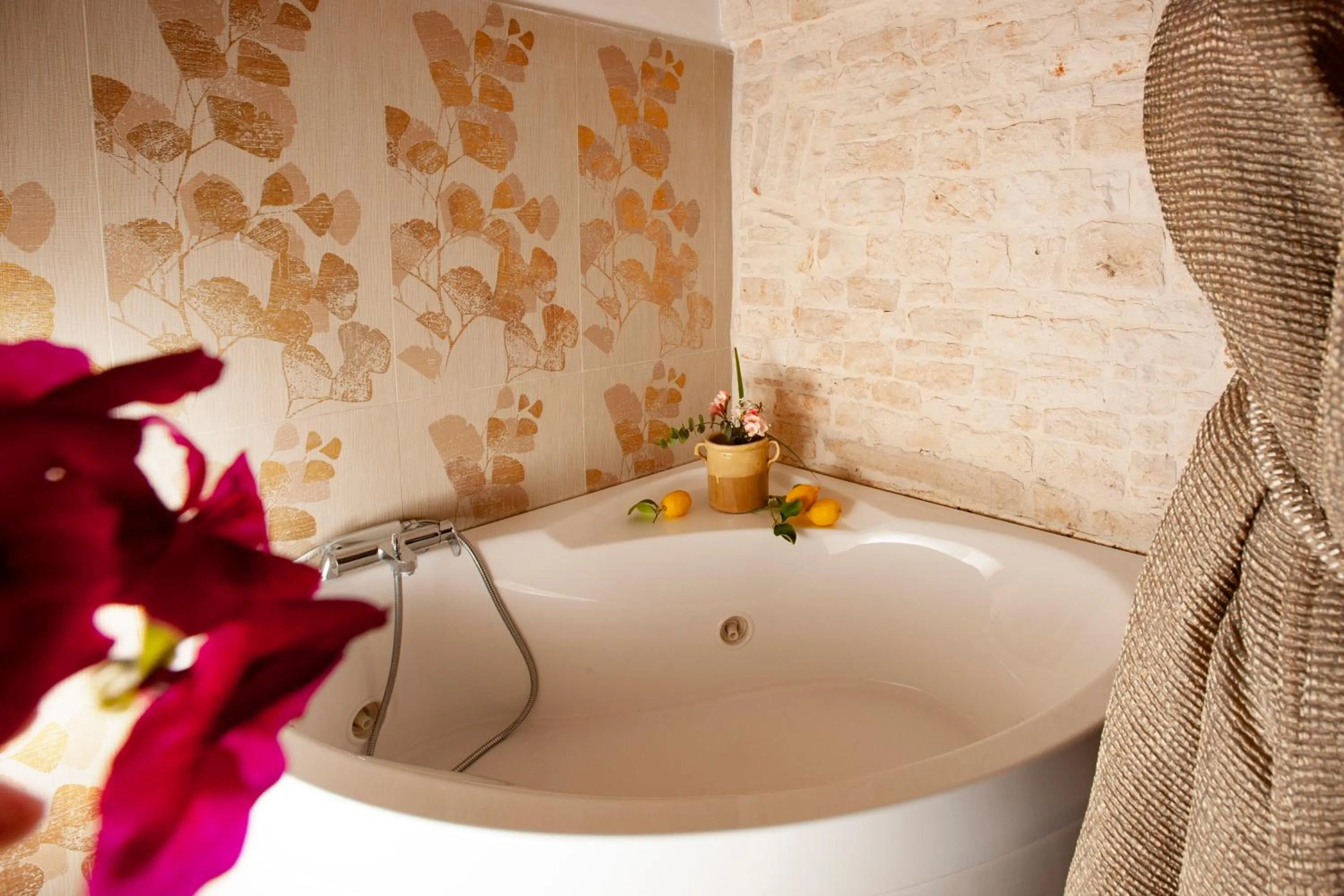 Hot Tub in Le Alcove - Luxury Hotel nei Trulli