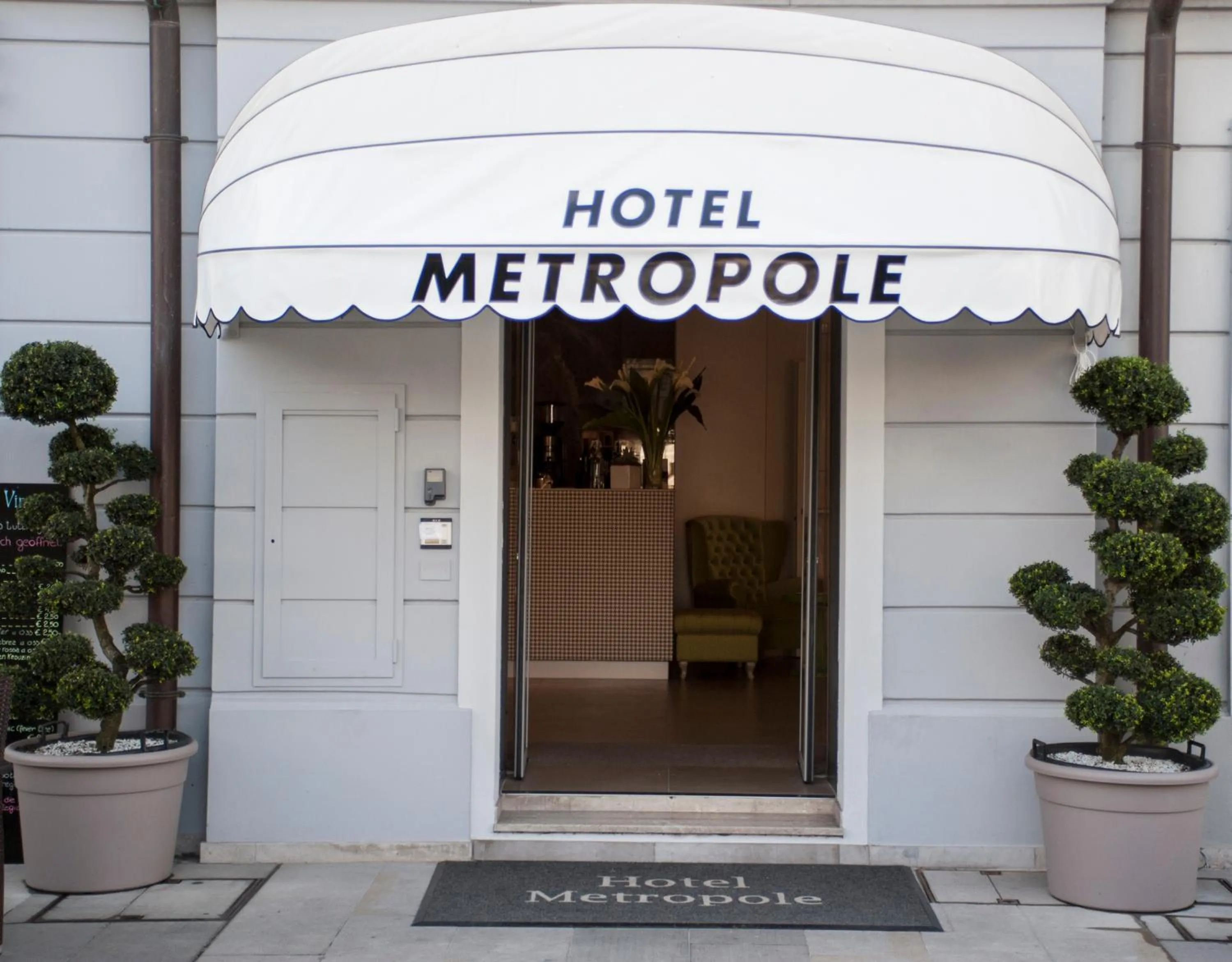 Facade/entrance in Hotel Metropole