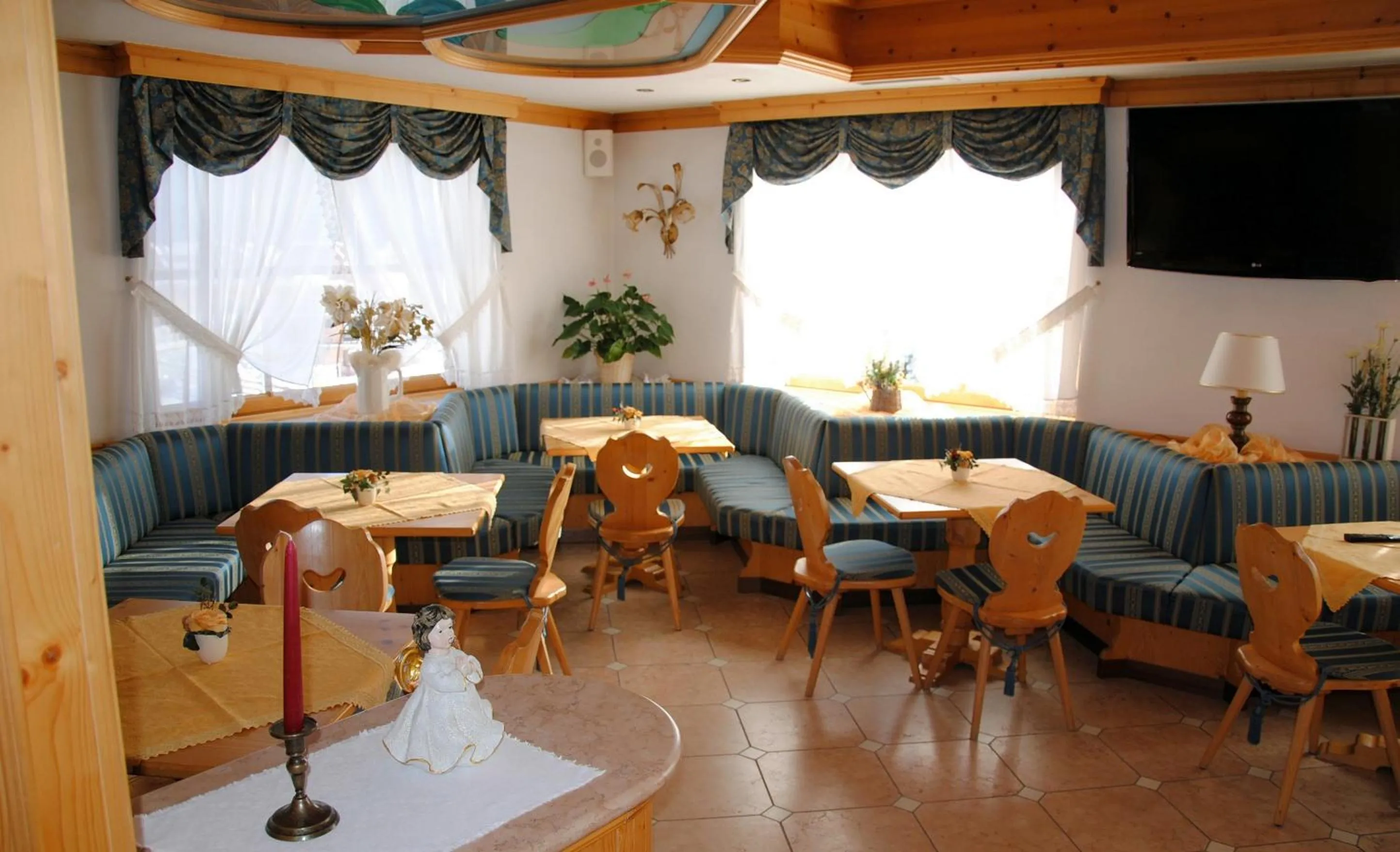 Communal lounge/ TV room in Dolasilla Park Hotel