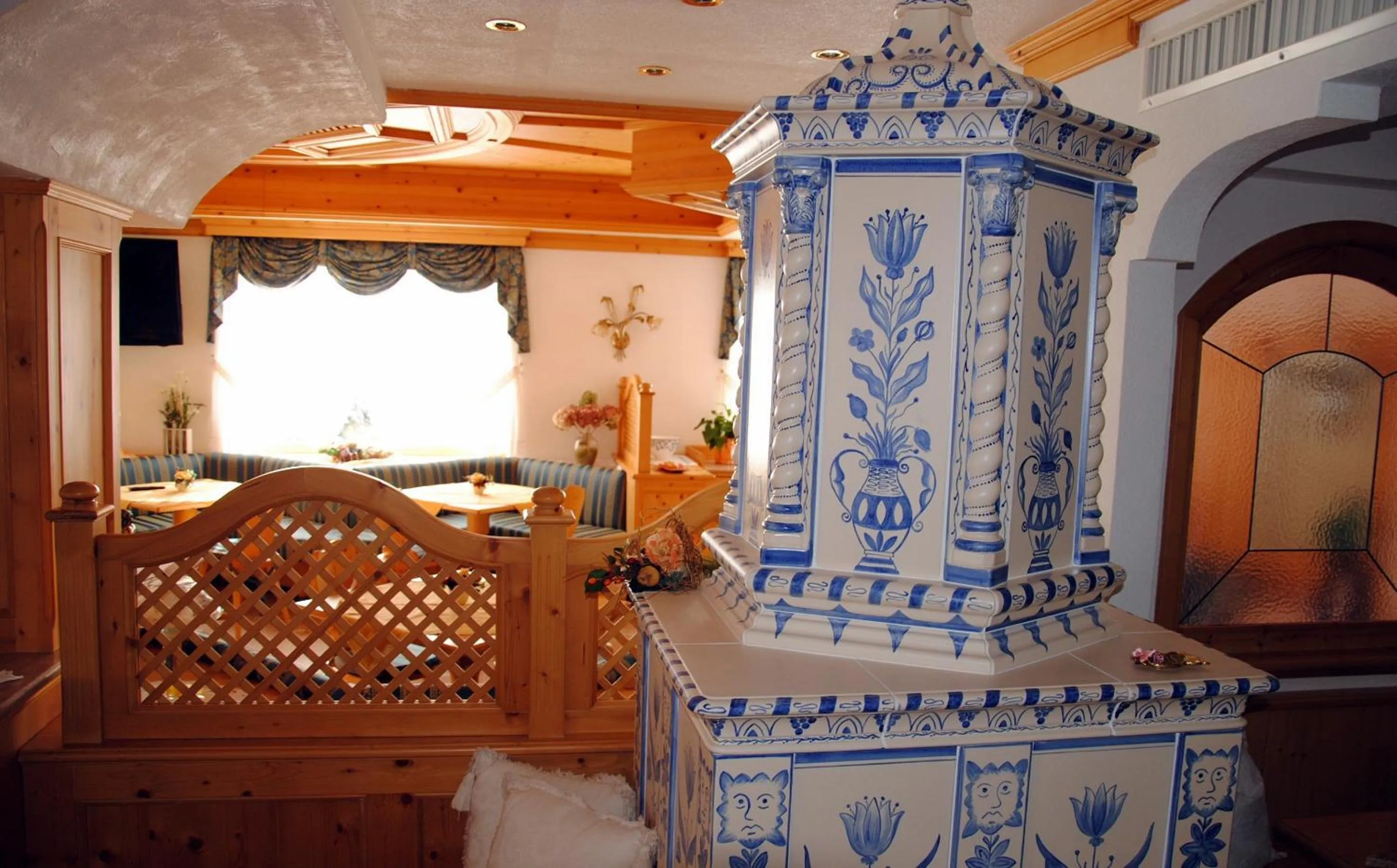 Communal lounge/ TV room in Dolasilla Park Hotel