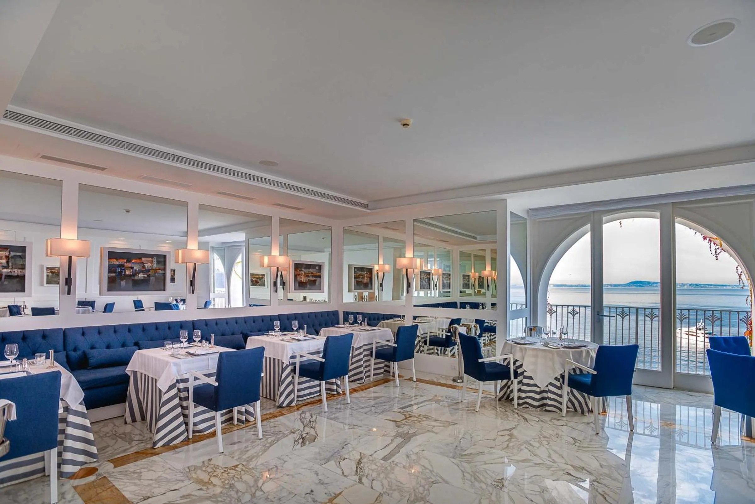 Restaurant/places to eat in Grand Hotel Riviera