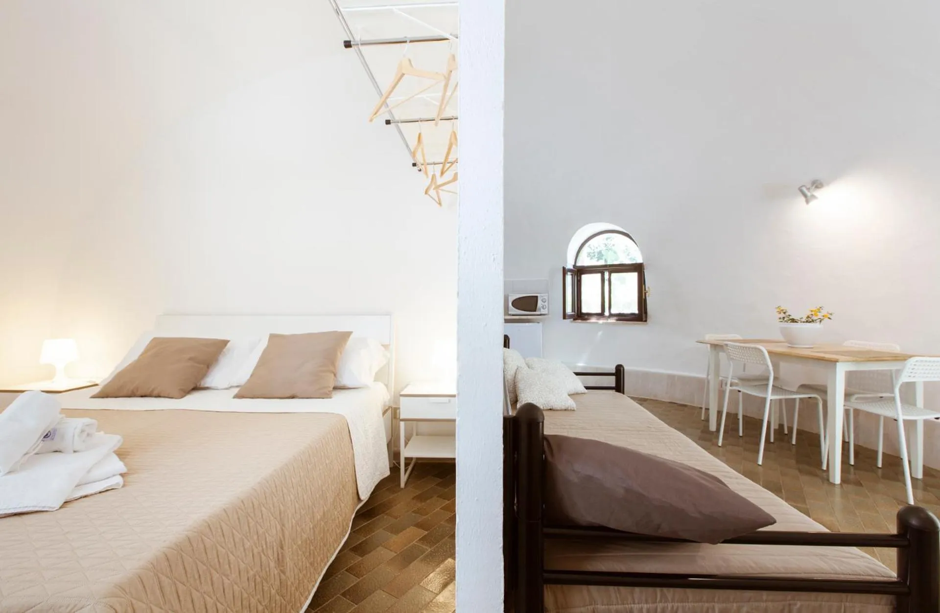 Photo of the whole room, Bed in Residence Guidaloca