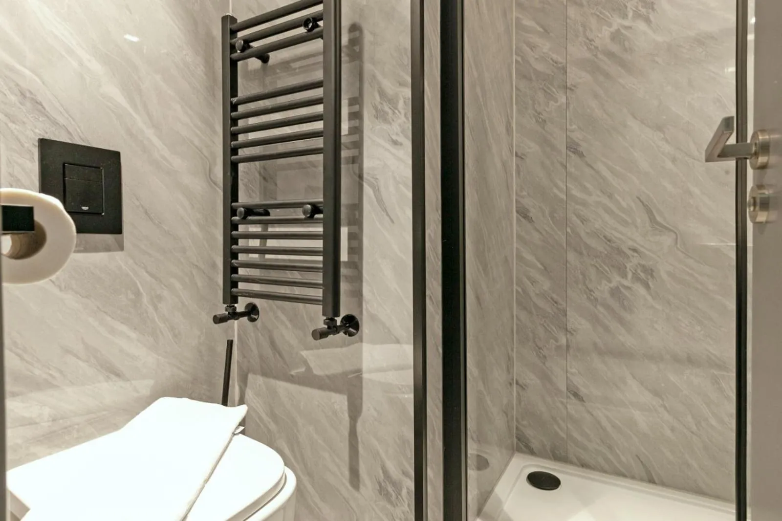 Shower in London Paddington Apartments