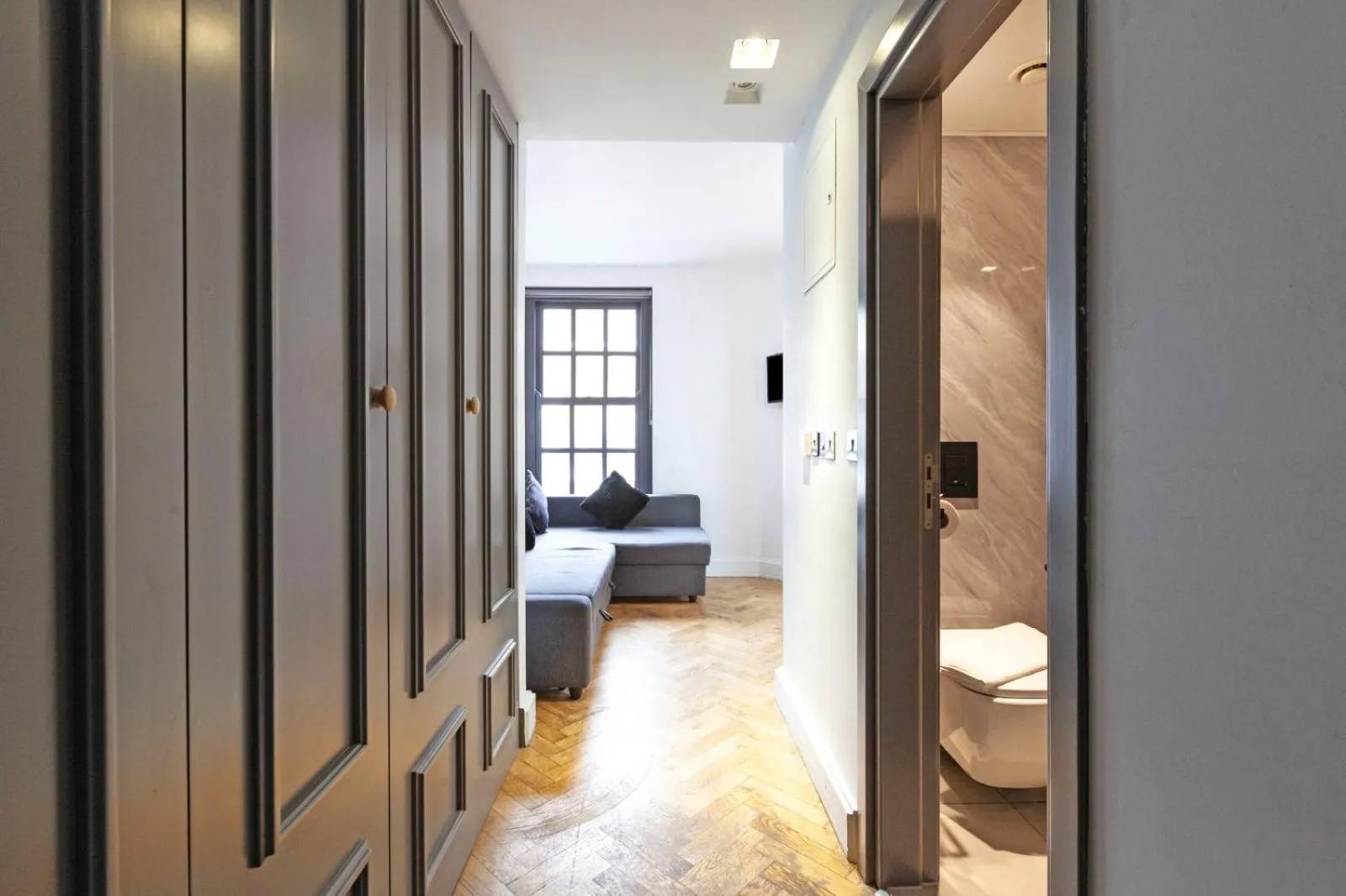 wardrobe, Bed in London Paddington Apartments