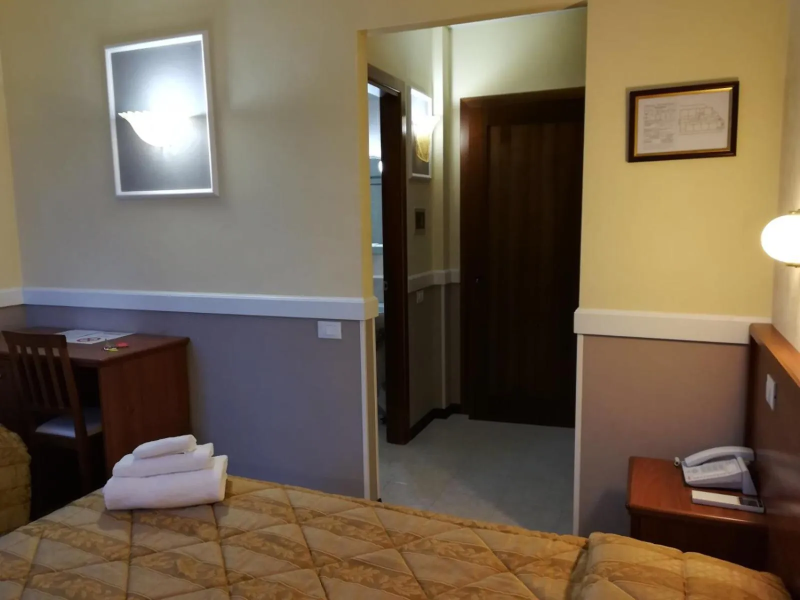 Bed in Hotel Marco Polo SELF CHECK-IN