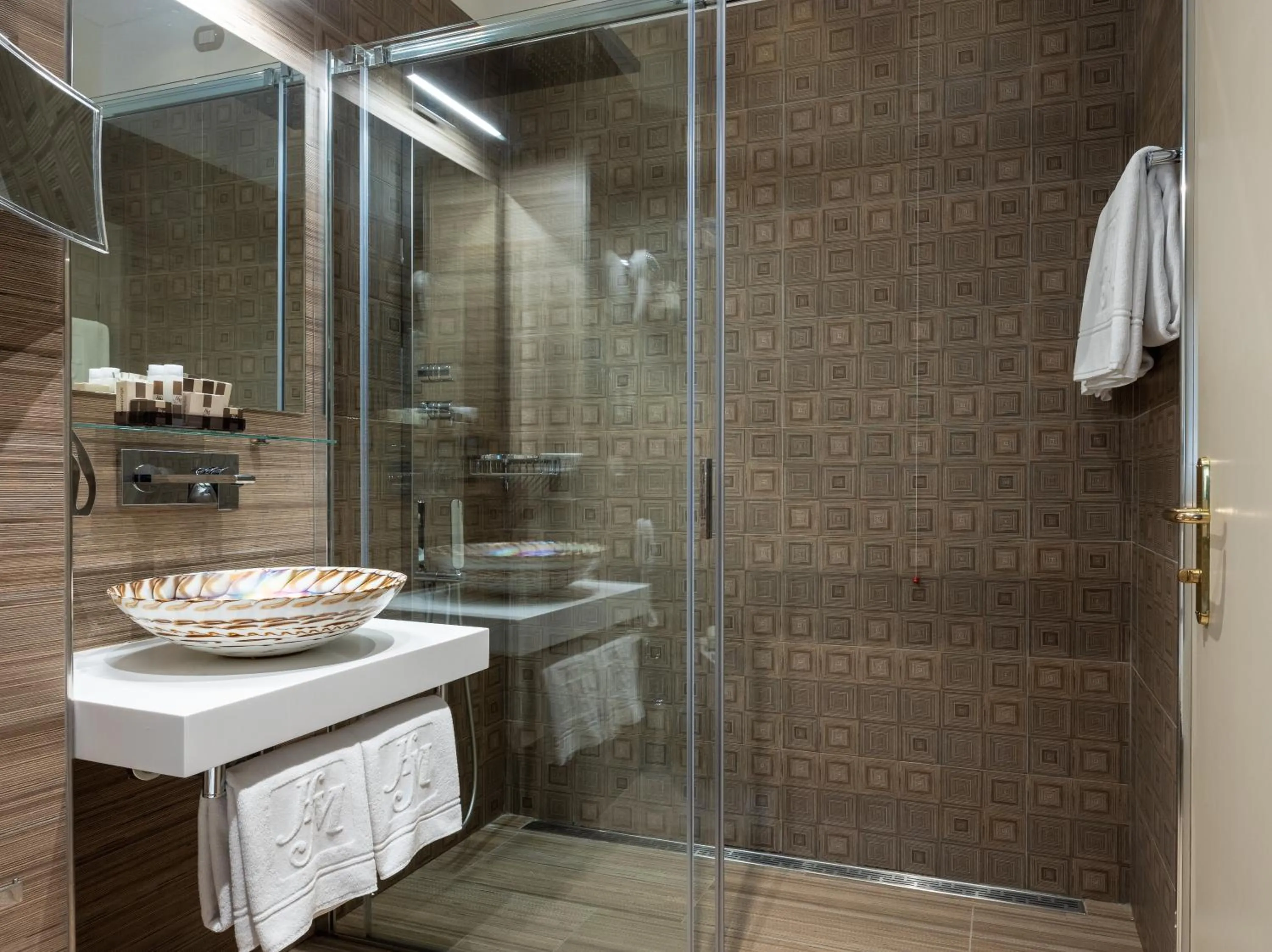 Shower in Hotel Metropole