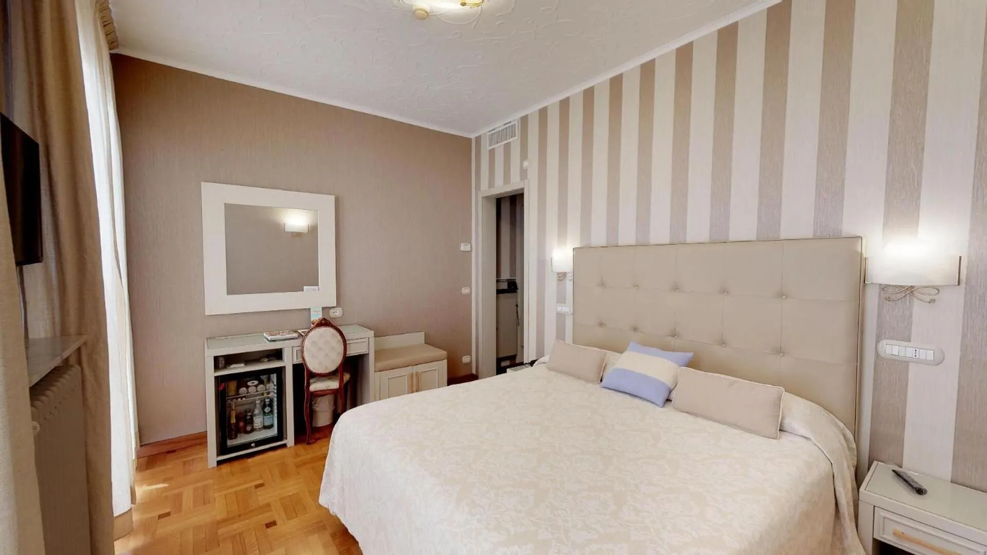 Photo of the whole room, Bed in Hotel Metropole