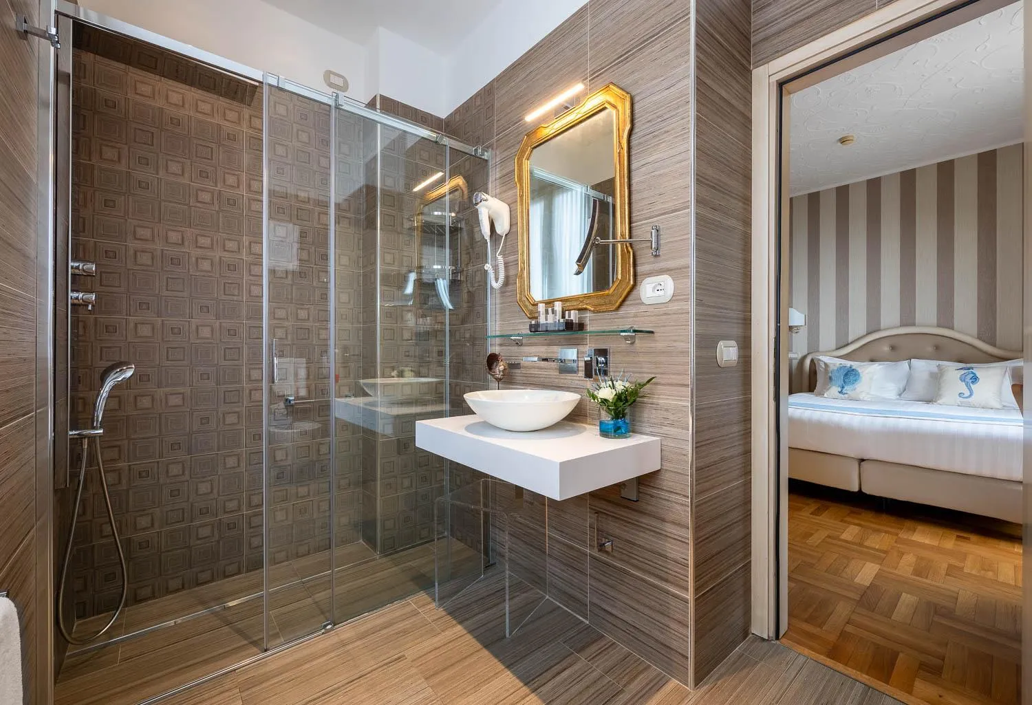 Shower in Hotel Metropole