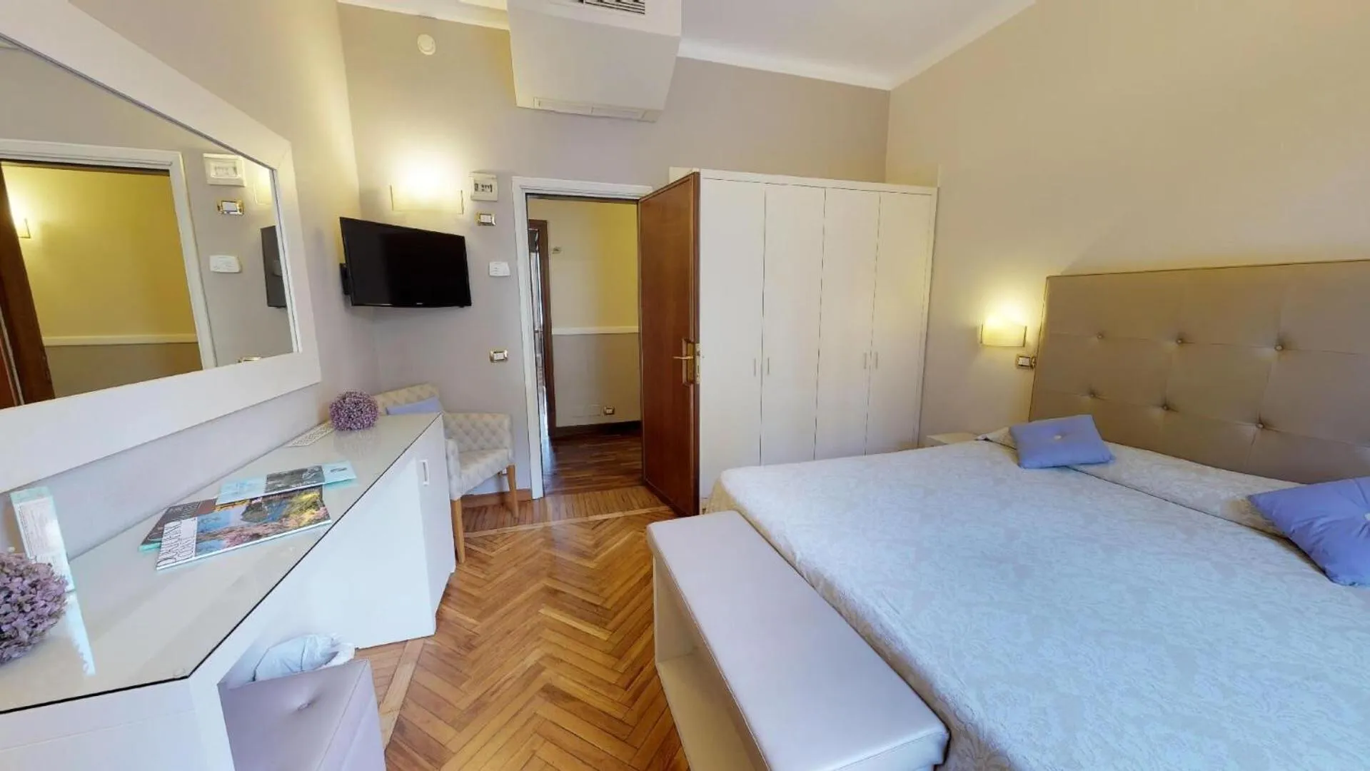 Photo of the whole room, Bed in Hotel Metropole