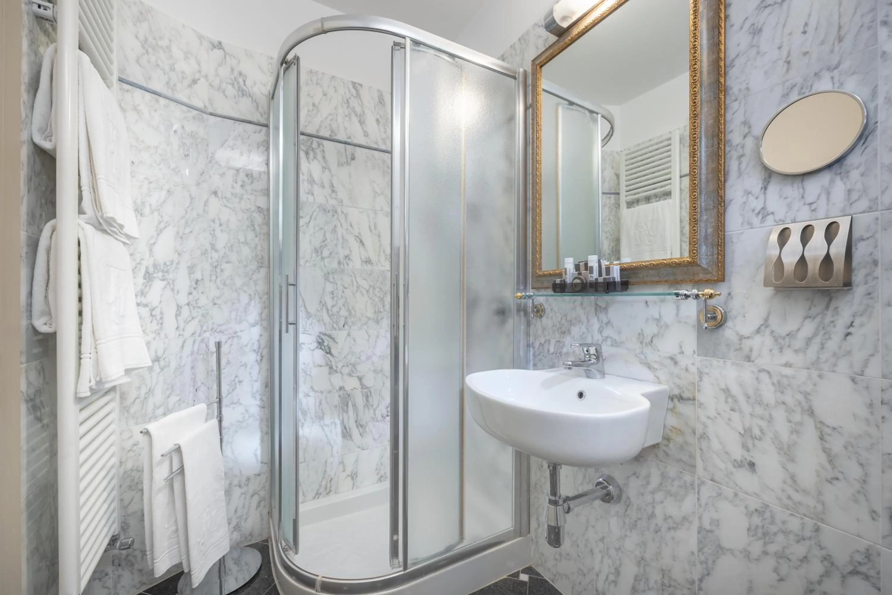 Bathroom in Hotel Metropole