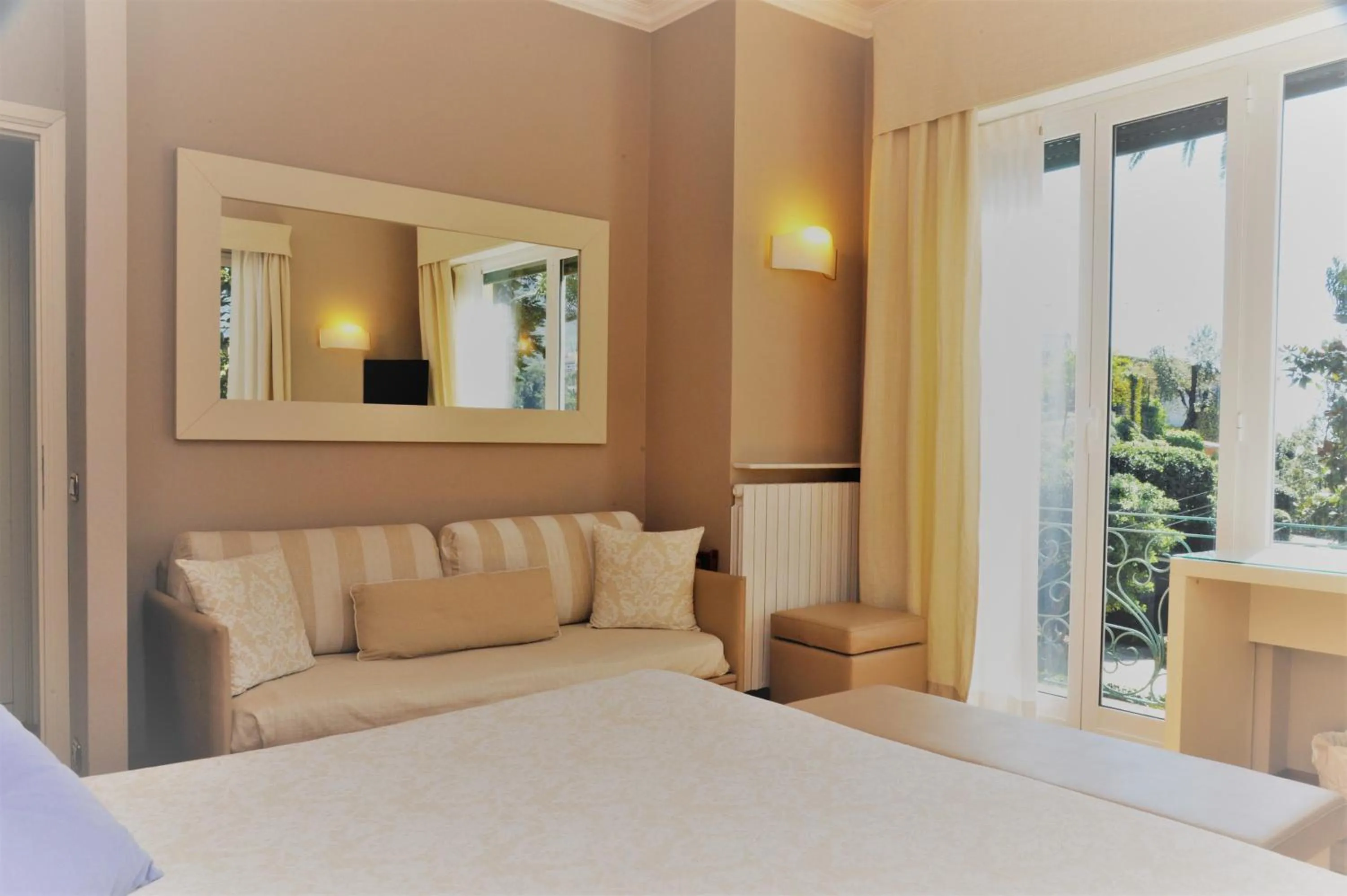 Photo of the whole room, Bed in Hotel Metropole