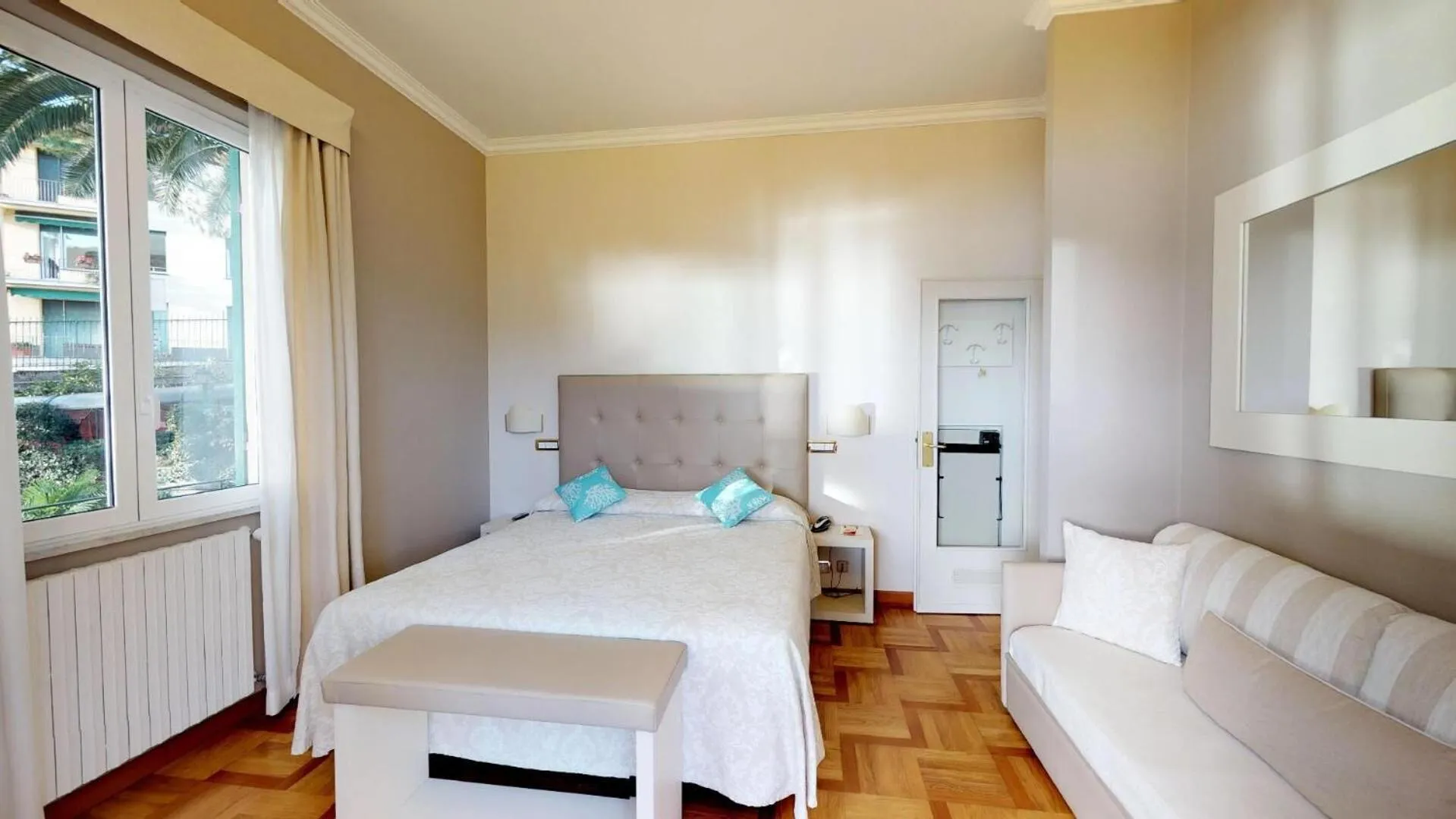 Photo of the whole room, Bed in Hotel Metropole