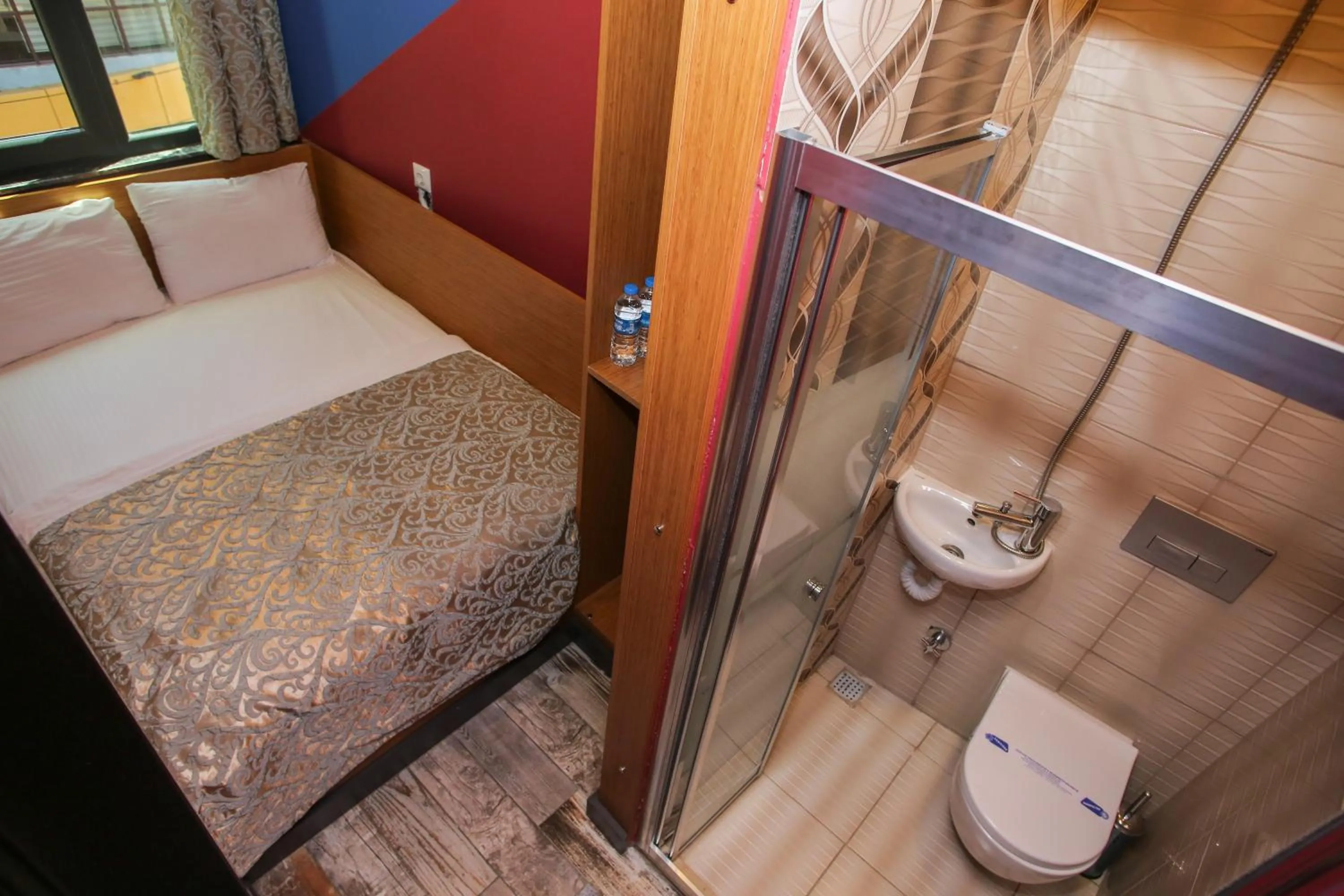 Photo of the whole room, Bed in Quantum Hotel