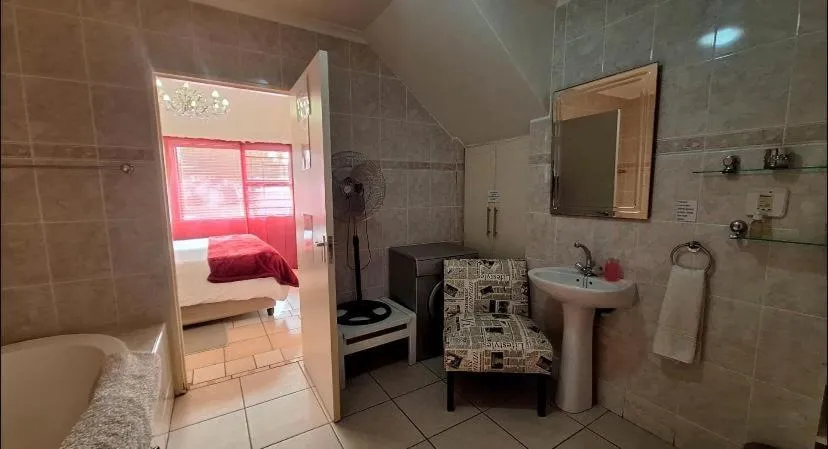 Bath, Bed in Au Plais De Langebaan at Palm Tree Villa