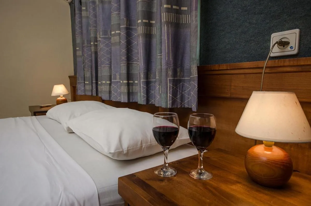 Alcoholic drinks, Bed in Dor Country Lodging