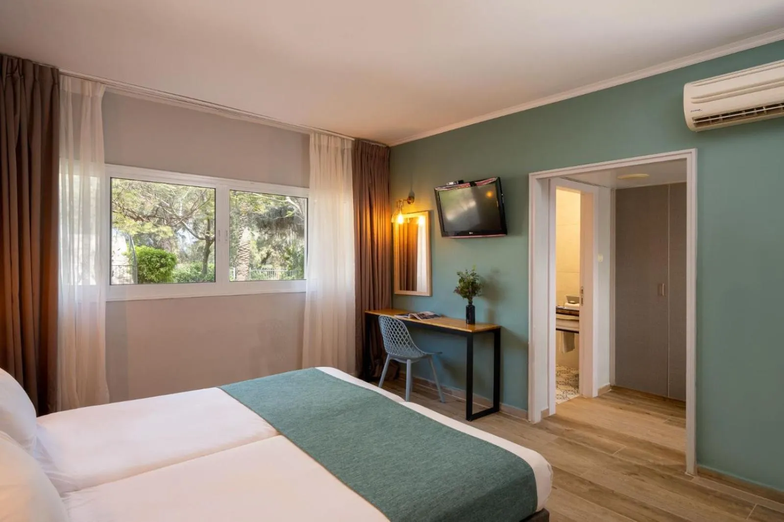 Photo of the whole room, Bed in Jacob Ohalo Kinneret