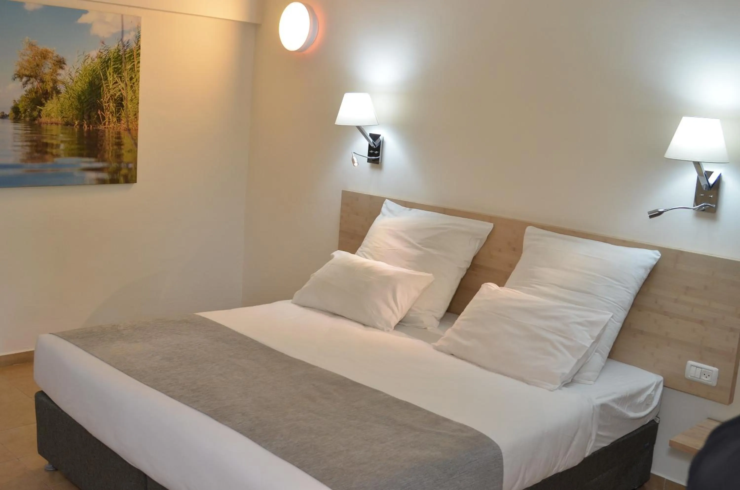 Bedroom, Bed in Jacob Ohalo Kinneret