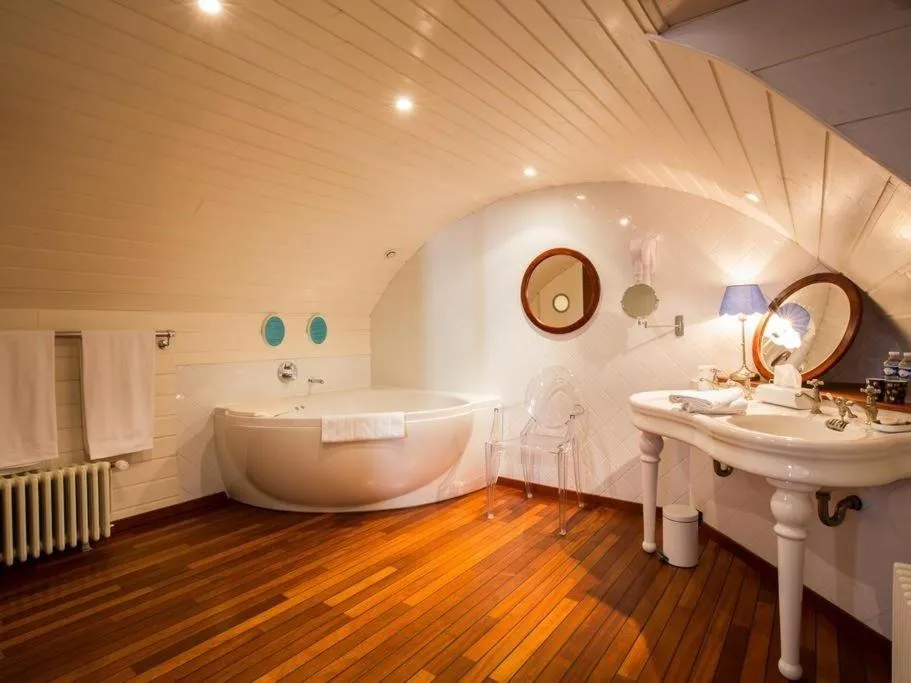 Bathroom, Bed in Le Prieuré Saint Agnan