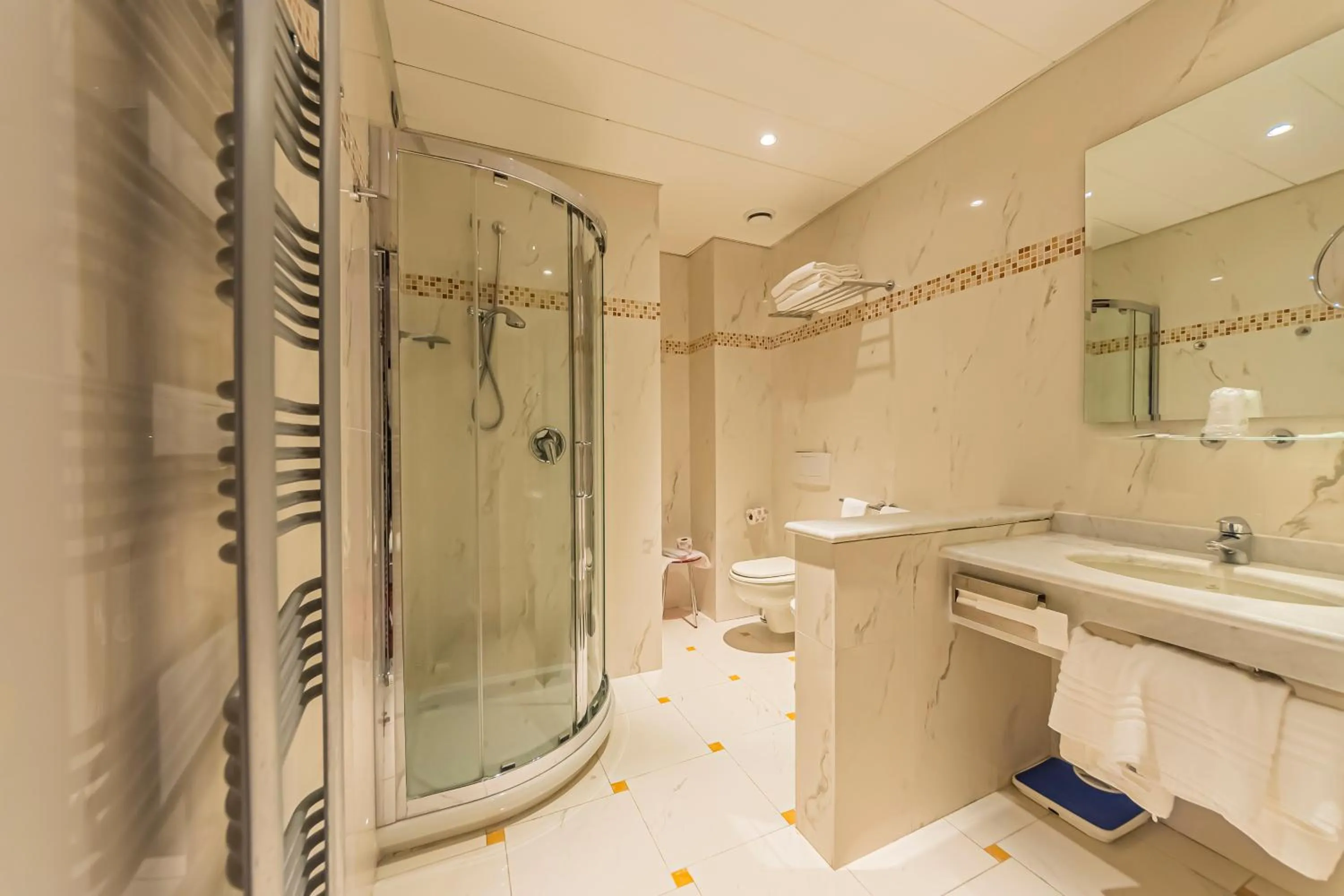 Shower in Dado Hotel International