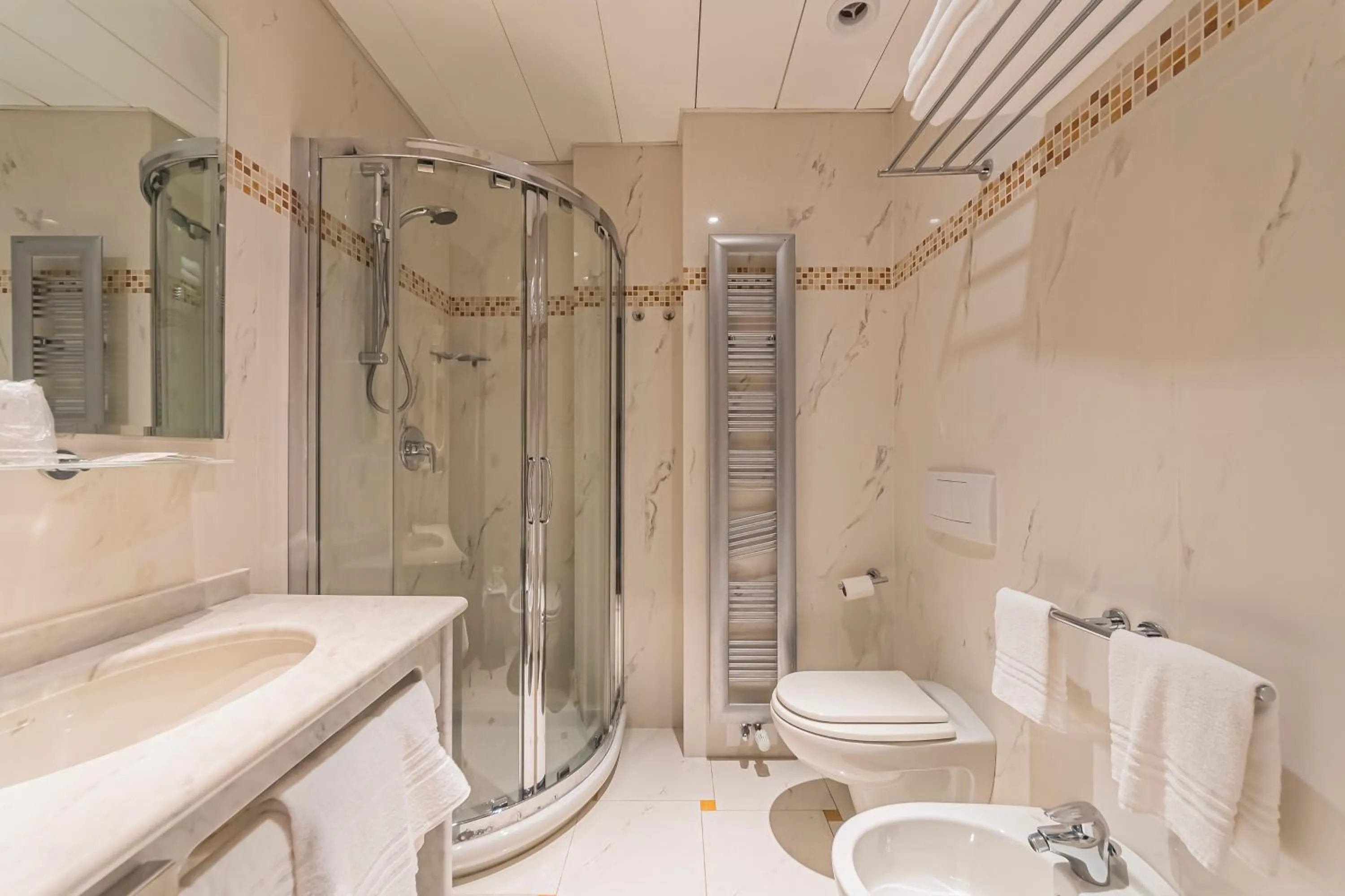 Shower in Dado Hotel International