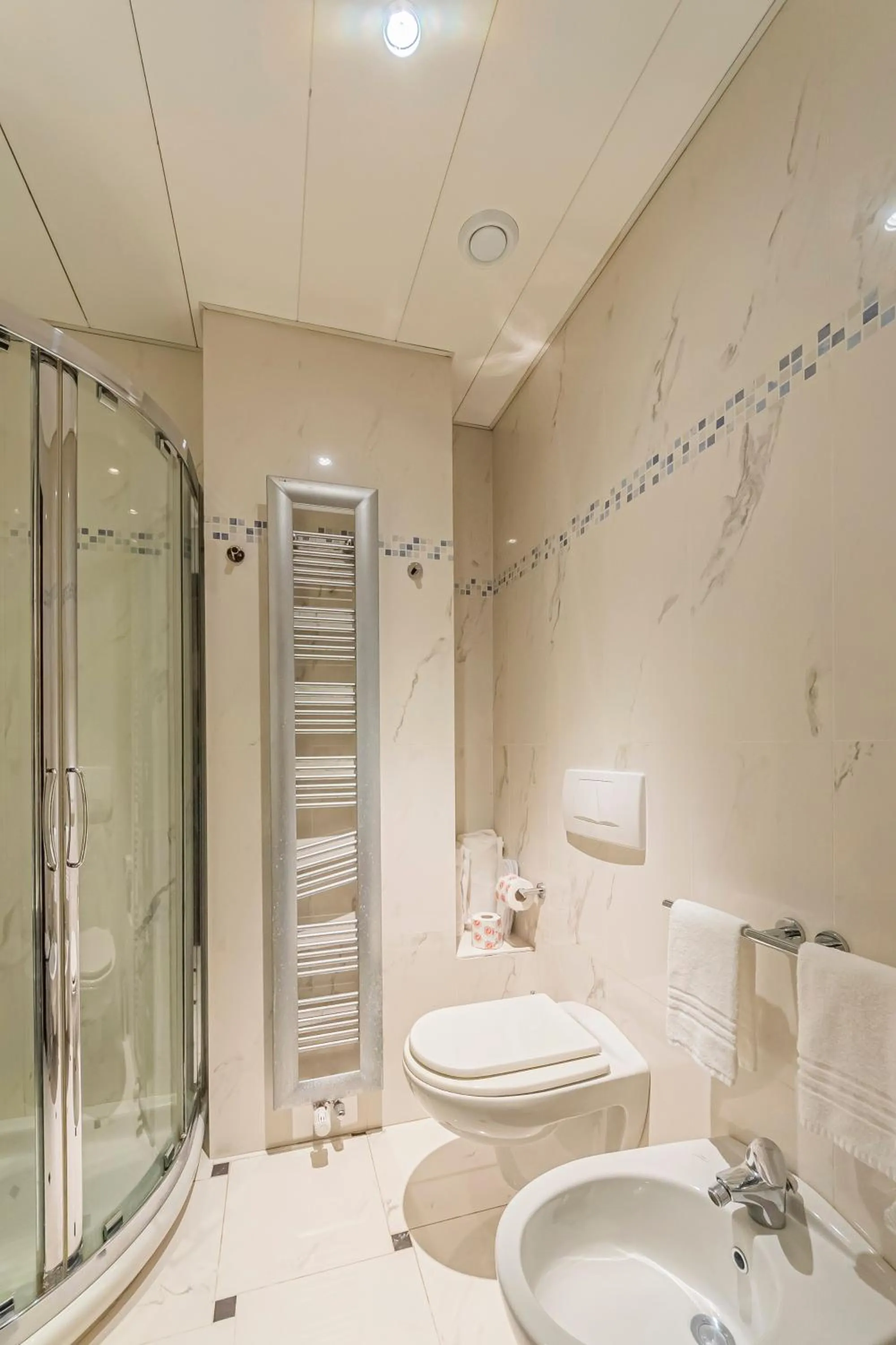 Shower in Dado Hotel International