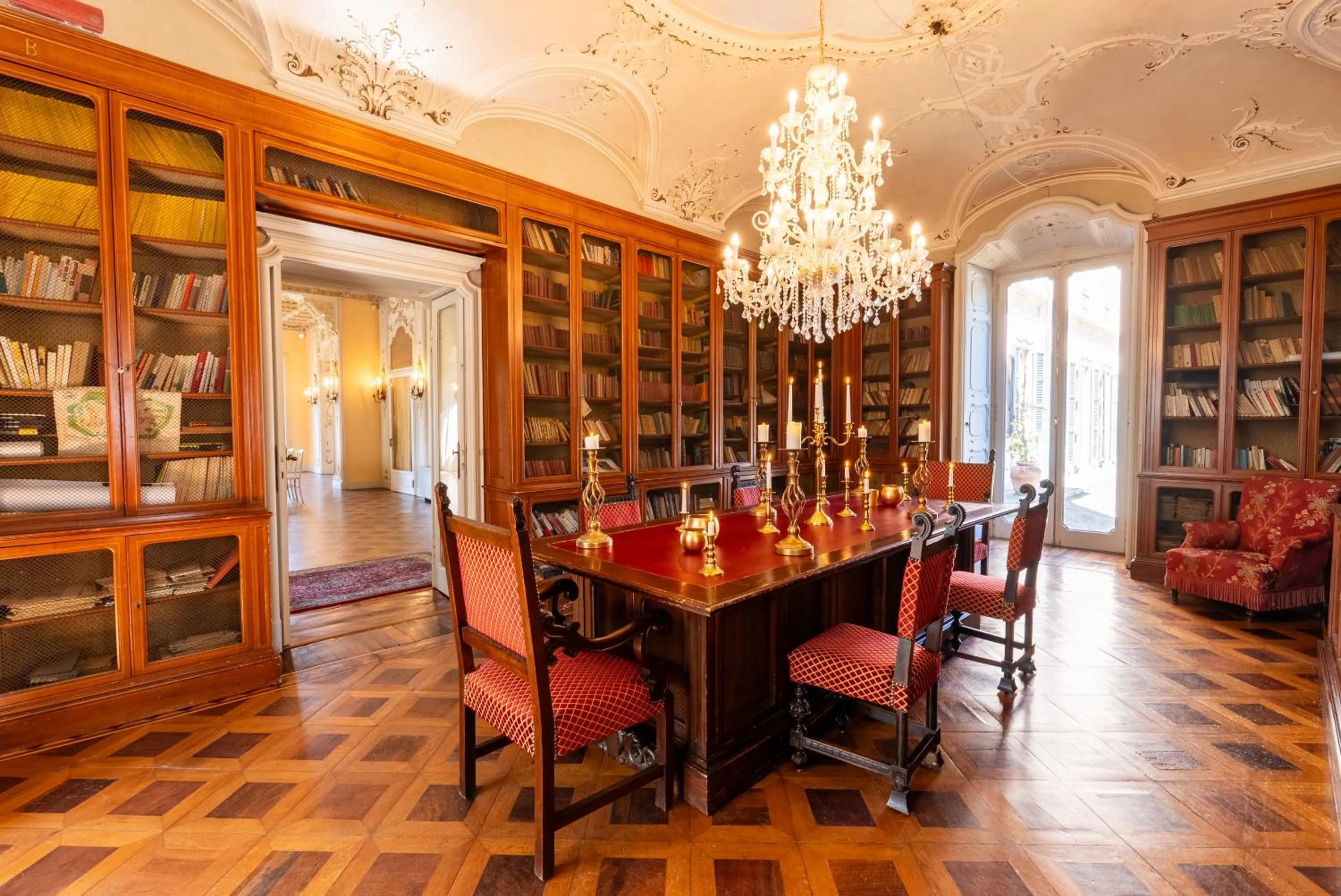 Library in Hotel Villa Borghi