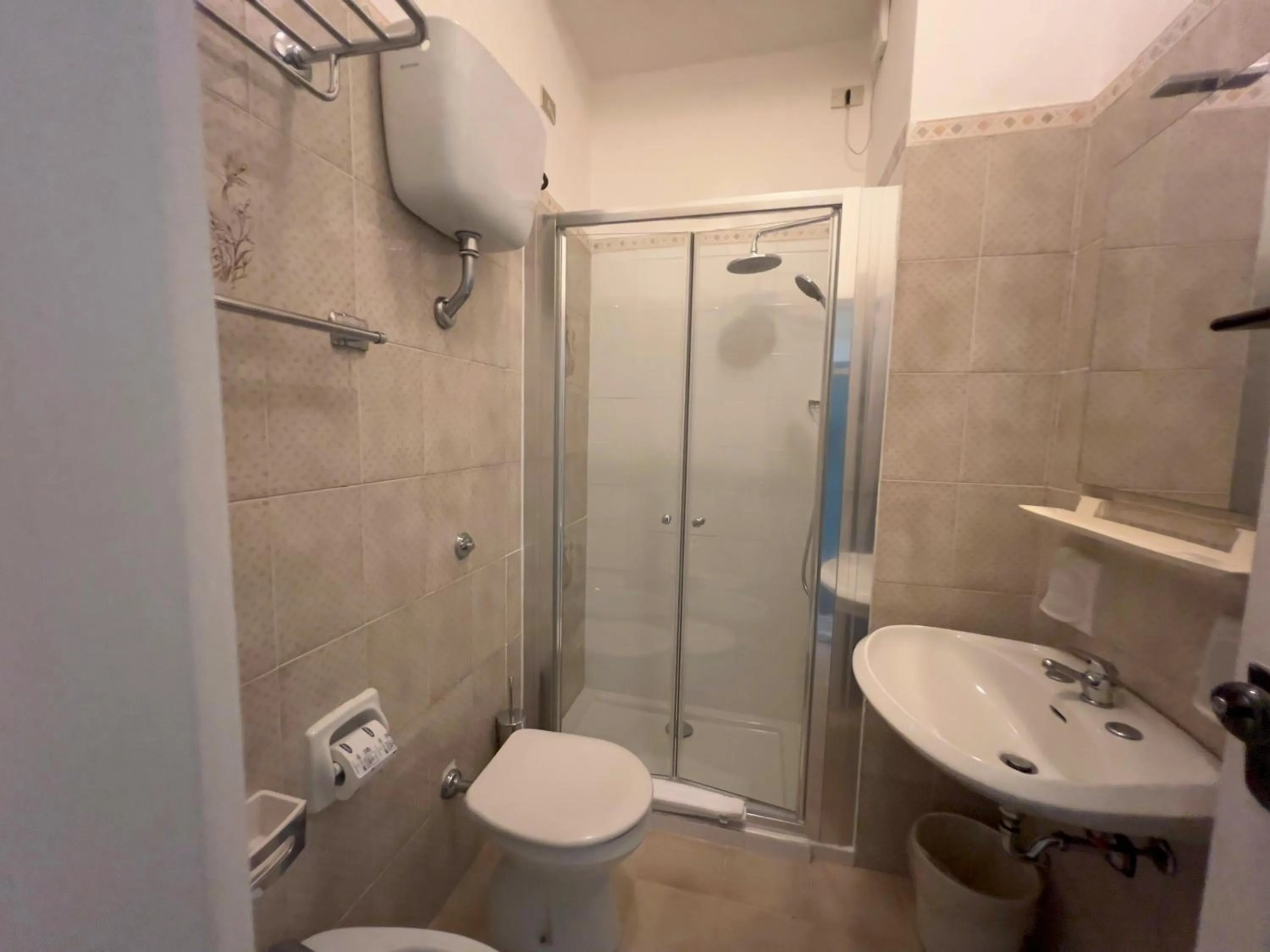 Shower in Hotel Riviera