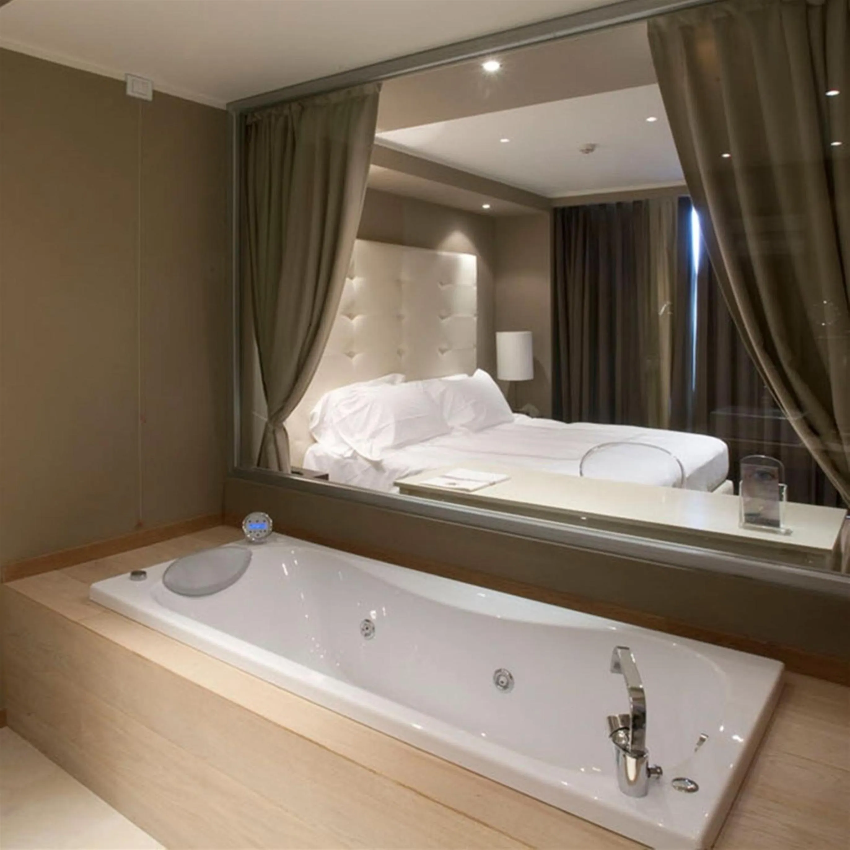 Hot Tub, Bed in Grand Hotel Paradiso