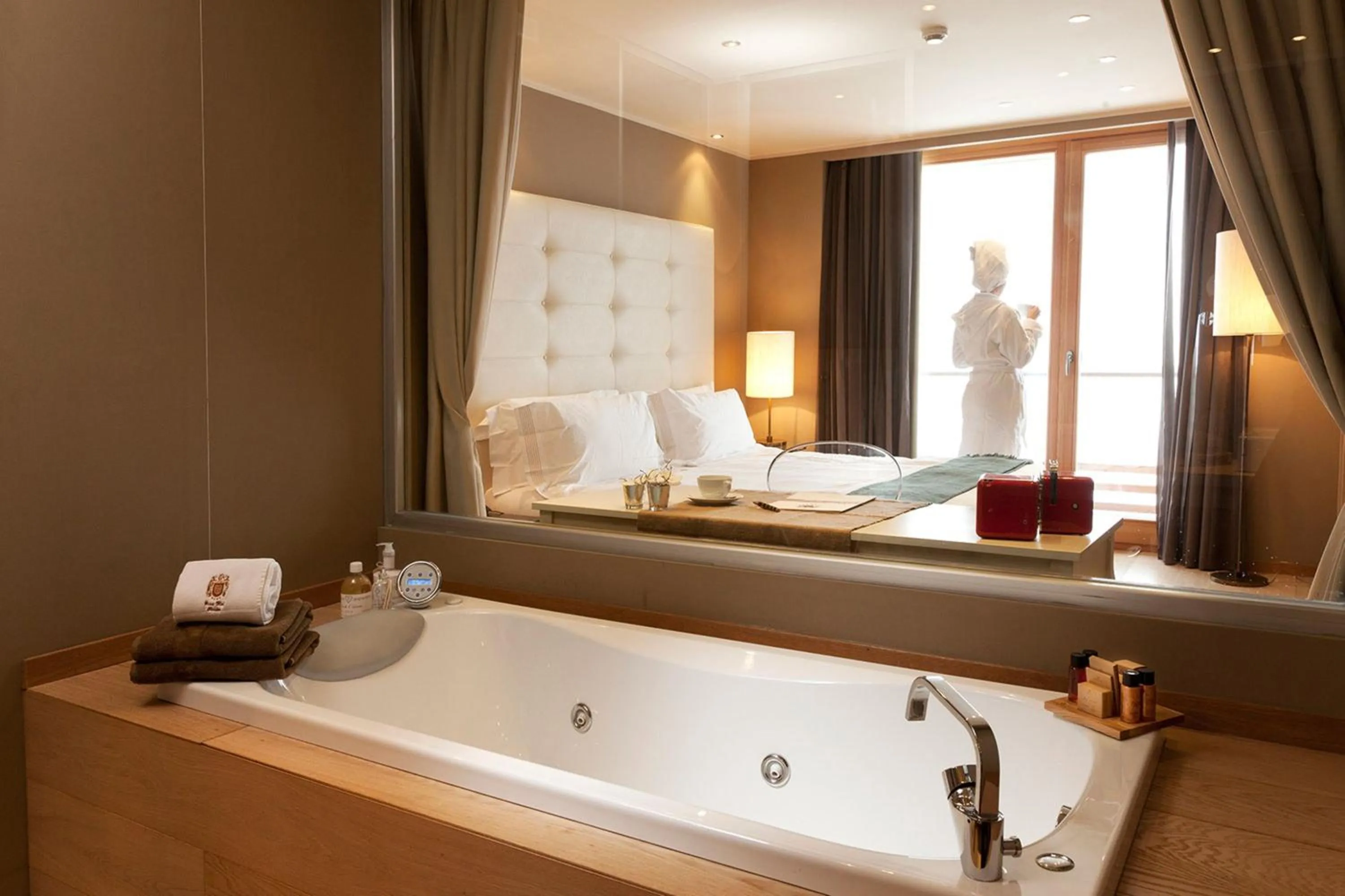 Hot Tub, Bed in Grand Hotel Paradiso