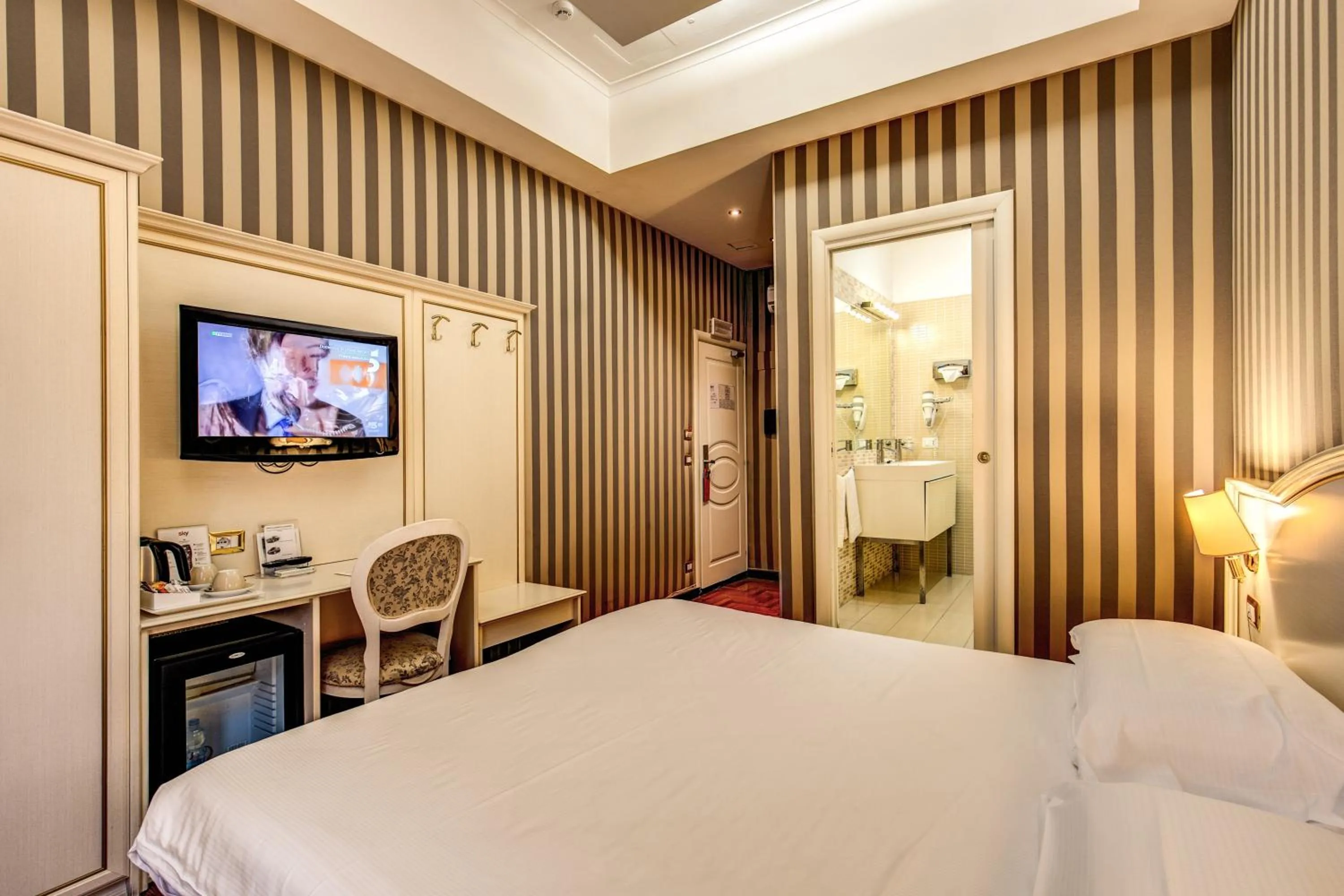 Photo of the whole room, Bed in Trevi 41 Hotel